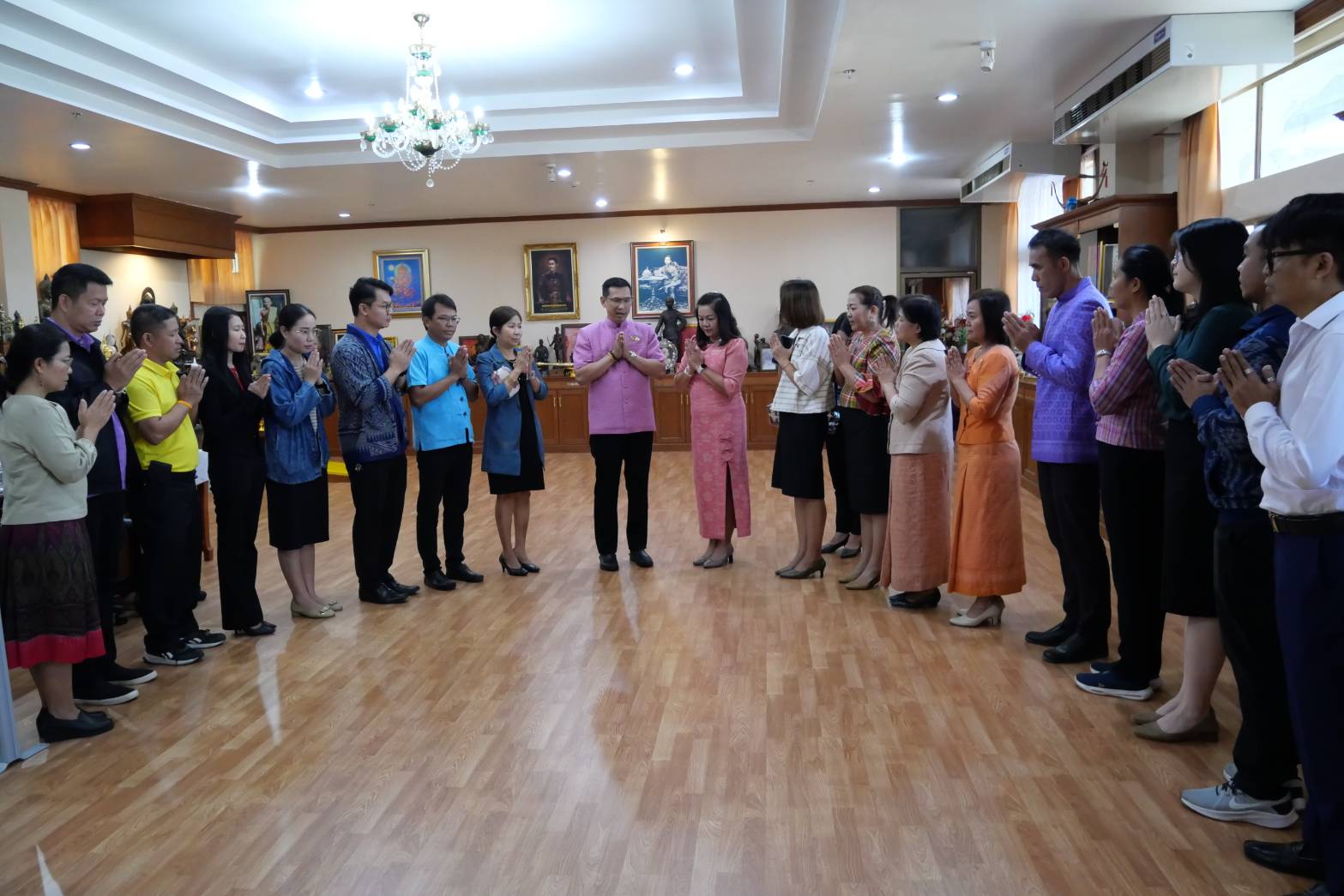 พช.มหาสารคาม เข้าขอพรและรับมอบโอวาทแนวทางปฎิบัติงาน ปี 2568 จากผู้ว่าราชการจังหวัดมหาสารคาม และคณะผู้บริหารจังหวัดมหาสารคาม