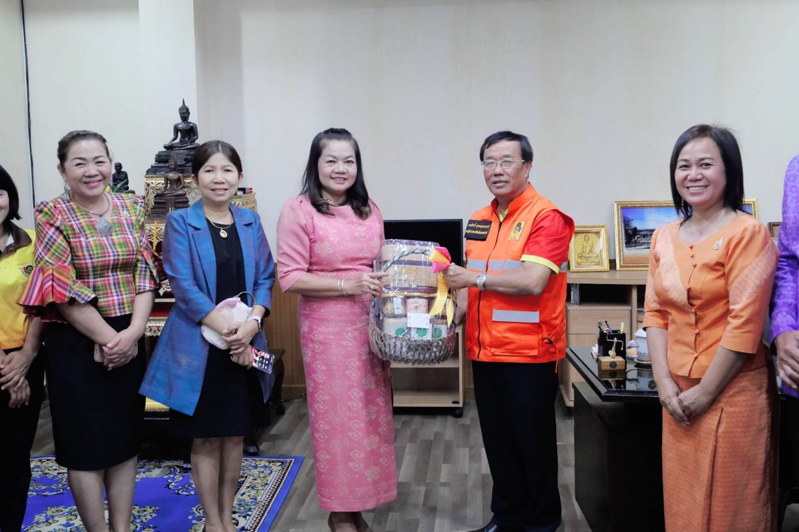 พช.มหาสารคาม เข้าขอพรและรับมอบโอวาทแนวทางปฎิบัติงาน ปี 2568 จากผู้ว่าราชการจังหวัดมหาสารคาม และคณะผู้บริหารจังหวัดมหาสารคาม