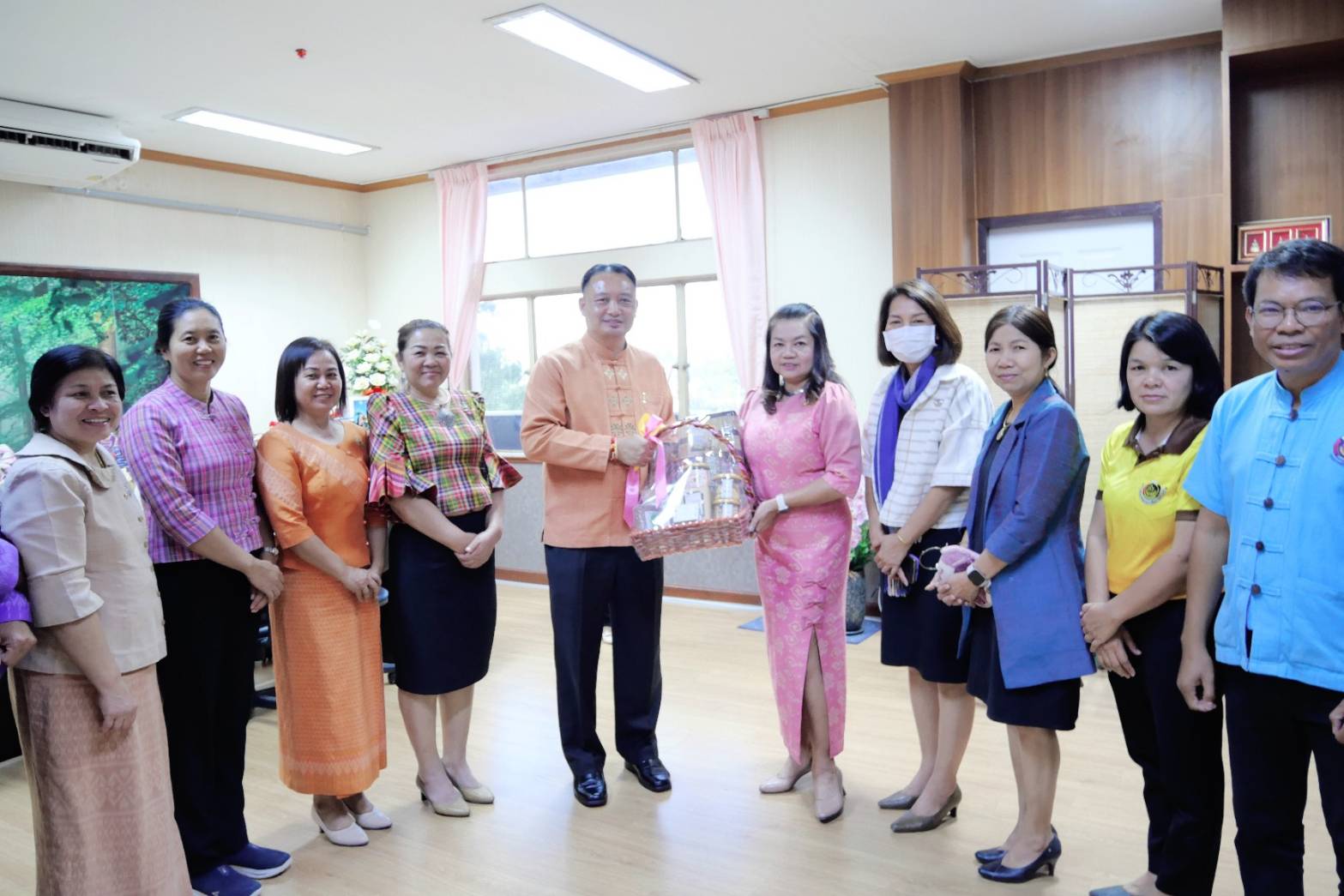 พช.มหาสารคาม เข้าขอพรและรับมอบโอวาทแนวทางปฎิบัติงาน ปี 2568 จากผู้ว่าราชการจังหวัดมหาสารคาม และคณะผู้บริหารจังหวัดมหาสารคาม