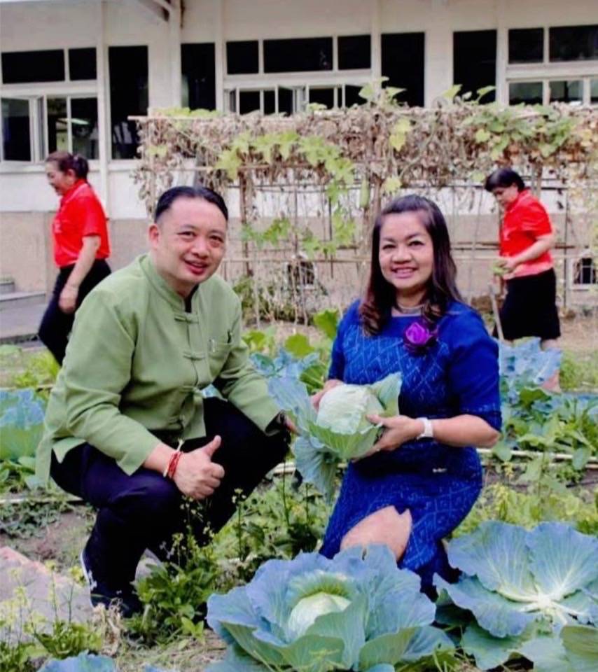 รองผู้ว่าราชการจังหวัดมหาสารคาม พร้อมด้วยพัฒนาการจังหวัด เก็บผลผลิตแบ่งปัน แบบอย่าง ผู้นำต้องทำก่อน พร้อมเชิญชวน ปลูกผักสวนครัวเพื่อสร้างความมั่นคงทางอาหาร”