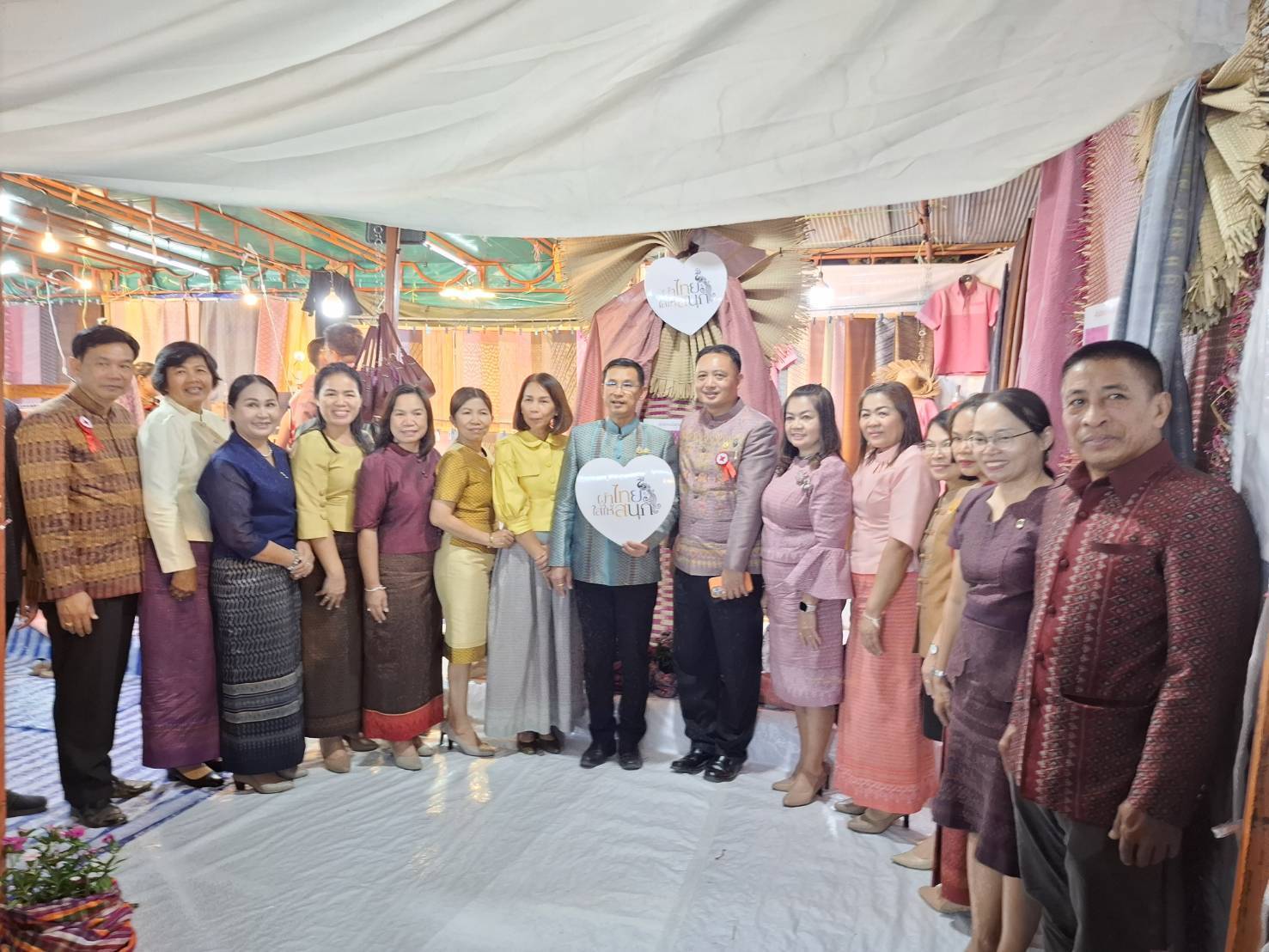 ผู้ว่าราชการจังหวัดมหาสารคาม เยี่ยมชมกลุ่มผู้ผลิต ผู้ประกอบการ OTOP ในงานประเพณีบุญเบิกฟ้าและงานกาชาด จังหวัดมหาสารคาม ประจำปี 2568