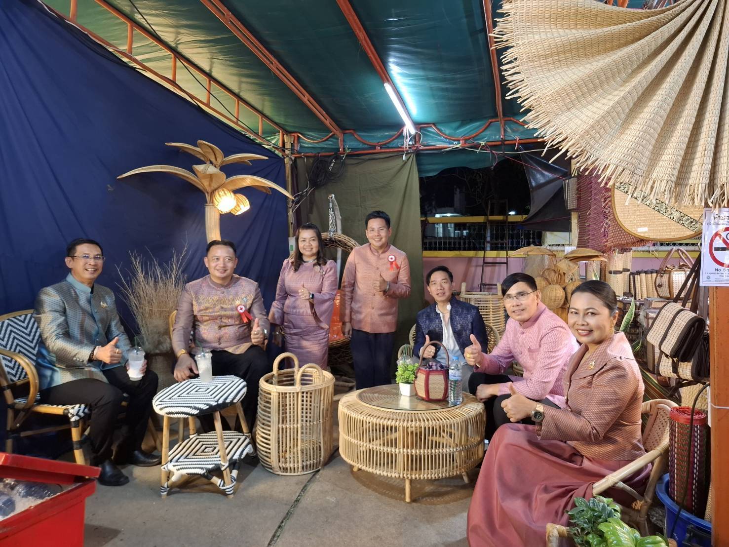 ผู้ว่าราชการจังหวัดมหาสารคาม เยี่ยมชมกลุ่มผู้ผลิต ผู้ประกอบการ OTOP ในงานประเพณีบุญเบิกฟ้าและงานกาชาด จังหวัดมหาสารคาม ประจำปี 2568