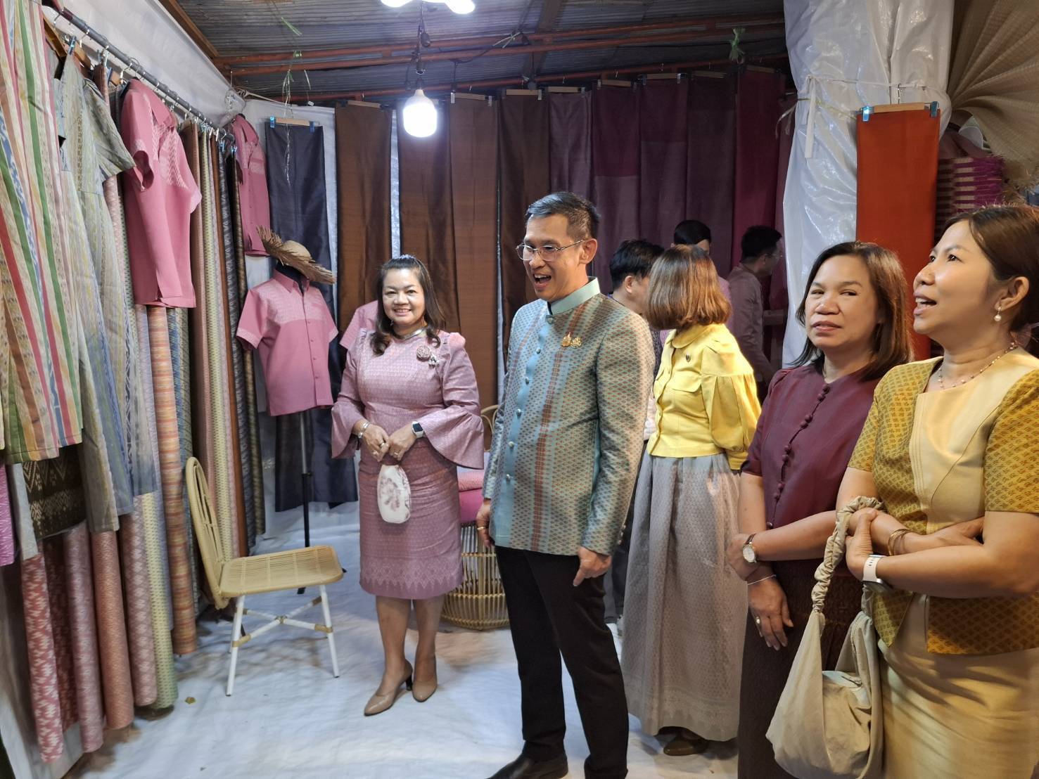 ผู้ว่าราชการจังหวัดมหาสารคาม เยี่ยมชมกลุ่มผู้ผลิต ผู้ประกอบการ OTOP ในงานประเพณีบุญเบิกฟ้าและงานกาชาด จังหวัดมหาสารคาม ประจำปี 2568