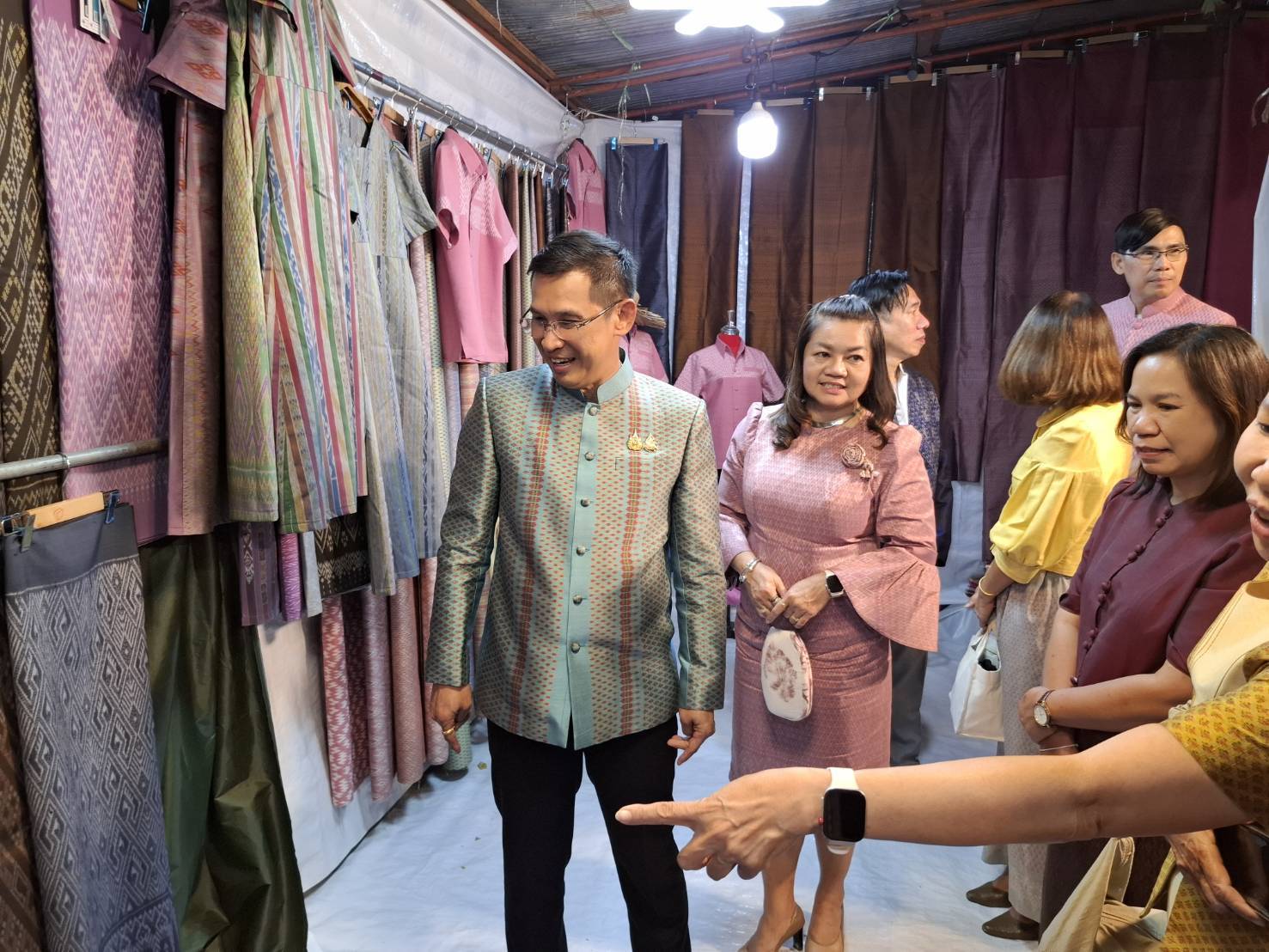 ผู้ว่าราชการจังหวัดมหาสารคาม เยี่ยมชมกลุ่มผู้ผลิต ผู้ประกอบการ OTOP ในงานประเพณีบุญเบิกฟ้าและงานกาชาด จังหวัดมหาสารคาม ประจำปี 2568