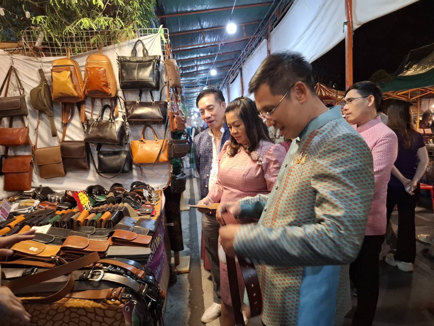 ผู้ว่าราชการจังหวัดมหาสารคาม เยี่ยมชมกลุ่มผู้ผลิต ผู้ประกอบการ OTOP ในงานประเพณีบุญเบิกฟ้าและงานกาชาด จังหวัดมหาสารคาม ประจำปี 2568