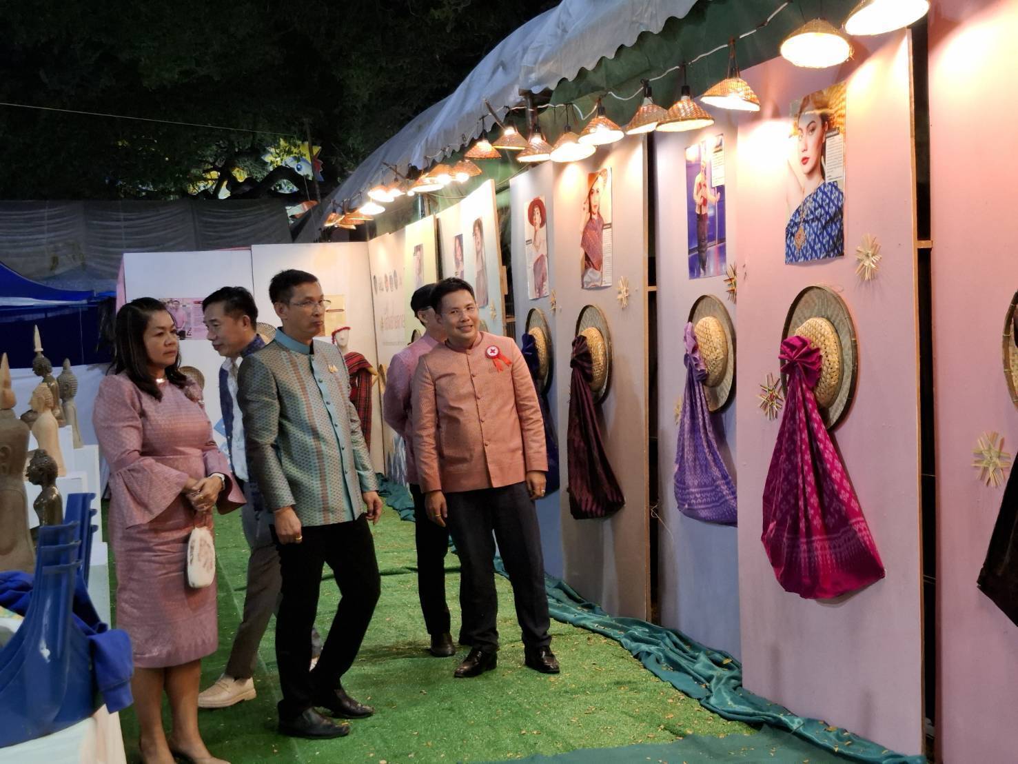 ผู้ว่าราชการจังหวัดมหาสารคาม เยี่ยมชมกลุ่มผู้ผลิต ผู้ประกอบการ OTOP ในงานประเพณีบุญเบิกฟ้าและงานกาชาด จังหวัดมหาสารคาม ประจำปี 2568