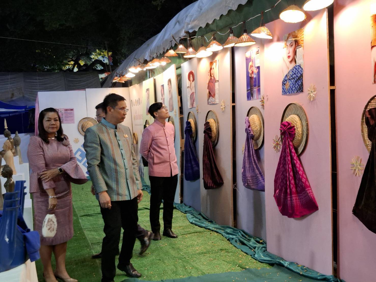 ผู้ว่าราชการจังหวัดมหาสารคาม เยี่ยมชมกลุ่มผู้ผลิต ผู้ประกอบการ OTOP ในงานประเพณีบุญเบิกฟ้าและงานกาชาด จังหวัดมหาสารคาม ประจำปี 2568