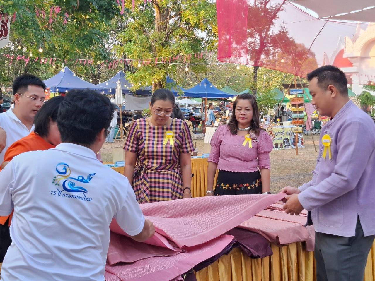 พช.มหาสารคาม ร่วมเป็นกรรมการในการประกวดผ้าไหมลายเกล็ดสิริสา