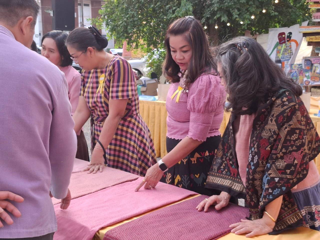 พช.มหาสารคาม ร่วมเป็นกรรมการในการประกวดผ้าไหมลายเกล็ดสิริสา
