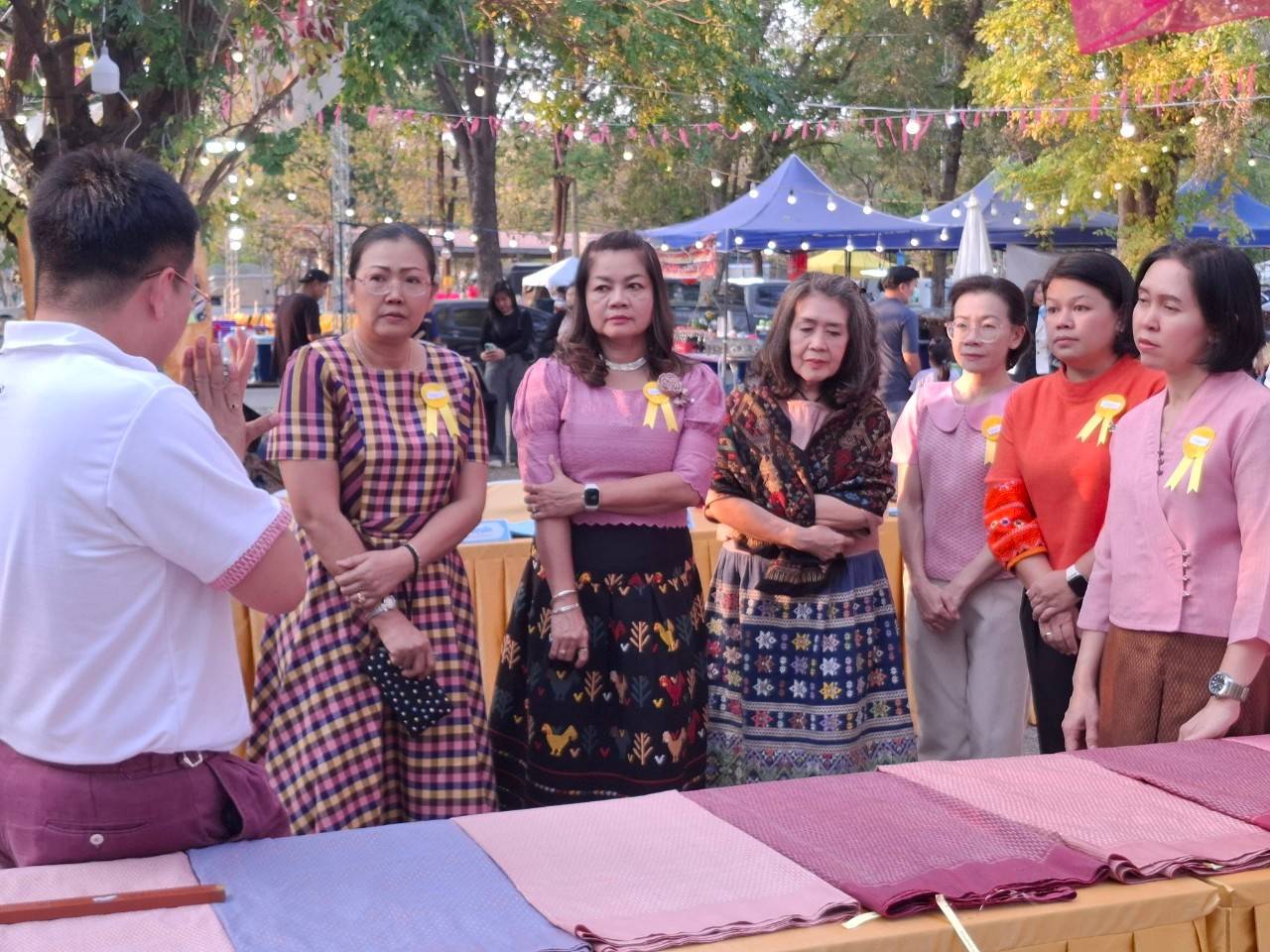 พช.มหาสารคาม ร่วมเป็นกรรมการในการประกวดผ้าไหมลายเกล็ดสิริสา