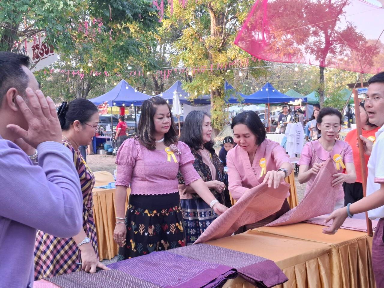 พช.มหาสารคาม ร่วมเป็นกรรมการในการประกวดผ้าไหมลายเกล็ดสิริสา