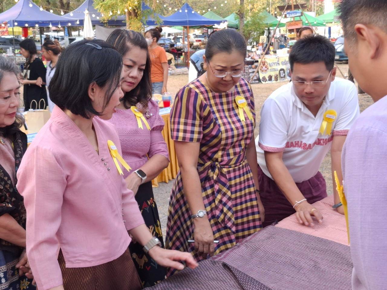 พช.มหาสารคาม ร่วมเป็นกรรมการในการประกวดผ้าไหมลายเกล็ดสิริสา