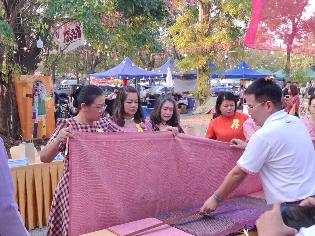 พช.มหาสารคาม ร่วมเป็นกรรมการในการประกวดผ้าไหมลายเกล็ดสิริสา
