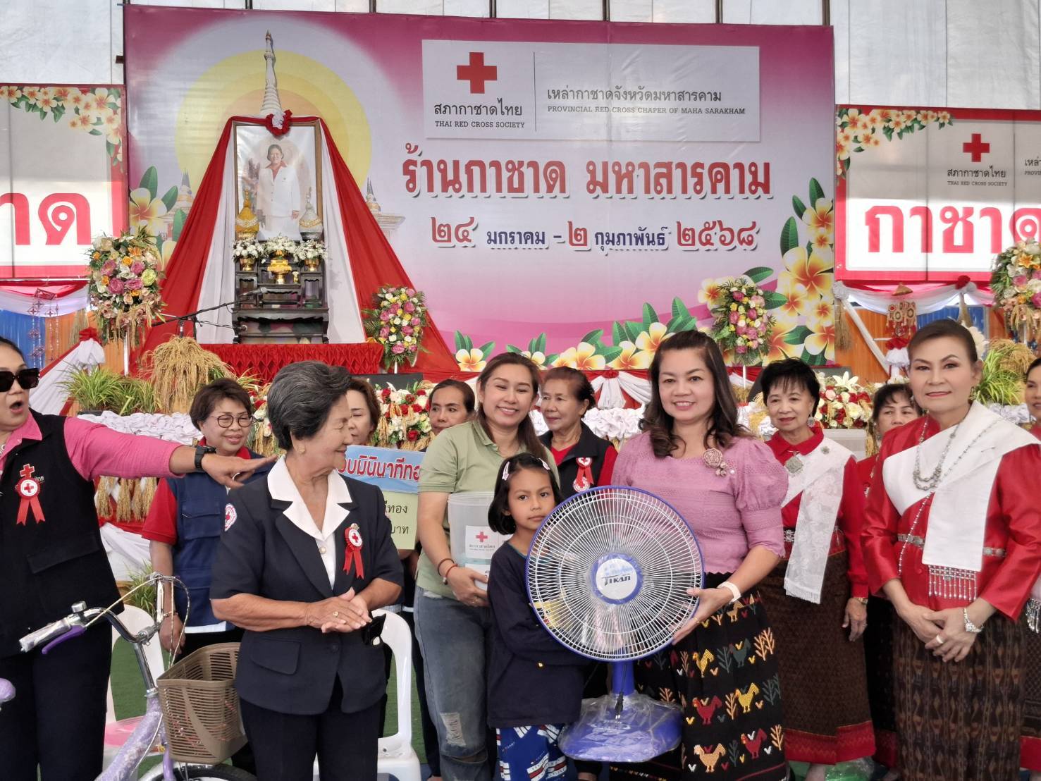 📢พช.มหาสารคาม : ยกขบวนทีมงาน ร่วมกิจกรรมออกร้านกาชาด ประจำปี 2568