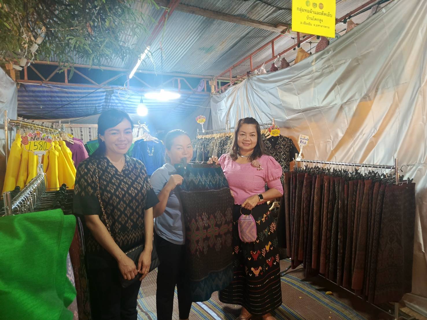 พช.มหาสารคาม เยี่ยมชม และให้กำลังใจ ผู้ผลิต ผู้ประกอบการ OTOP งาน ที่ร่วมออกบูทจัดจำหน่ายในงานประเพณีบุญเบิกฟ้าและงานกาชาด จังหวัดมหาสารคาม ประจำปี 2568💠