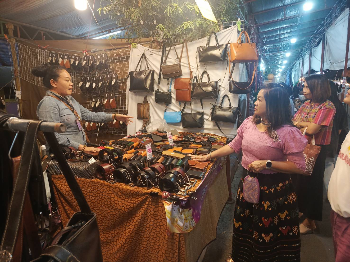พช.มหาสารคาม เยี่ยมชม และให้กำลังใจ ผู้ผลิต ผู้ประกอบการ OTOP งาน ที่ร่วมออกบูทจัดจำหน่ายในงานประเพณีบุญเบิกฟ้าและงานกาชาด จังหวัดมหาสารคาม ประจำปี 2568💠