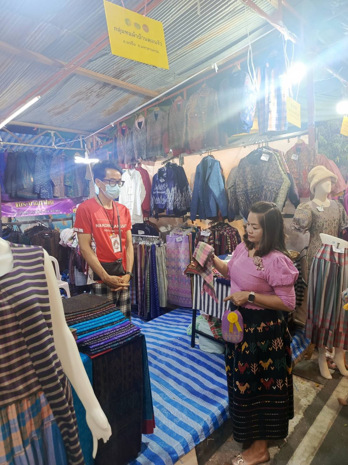พช.มหาสารคาม เยี่ยมชม และให้กำลังใจ ผู้ผลิต ผู้ประกอบการ OTOP งาน ที่ร่วมออกบูทจัดจำหน่ายในงานประเพณีบุญเบิกฟ้าและงานกาชาด จังหวัดมหาสารคาม ประจำปี 2568💠