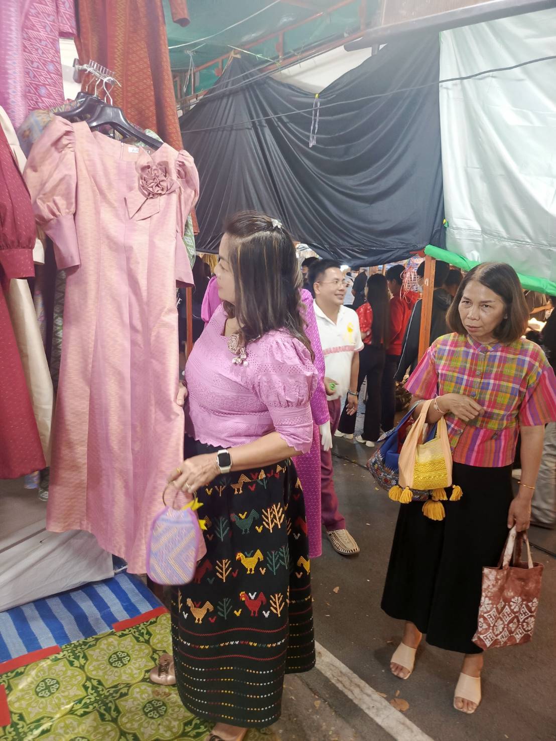 พช.มหาสารคาม เยี่ยมชม และให้กำลังใจ ผู้ผลิต ผู้ประกอบการ OTOP งาน ที่ร่วมออกบูทจัดจำหน่ายในงานประเพณีบุญเบิกฟ้าและงานกาชาด จังหวัดมหาสารคาม ประจำปี 2568💠