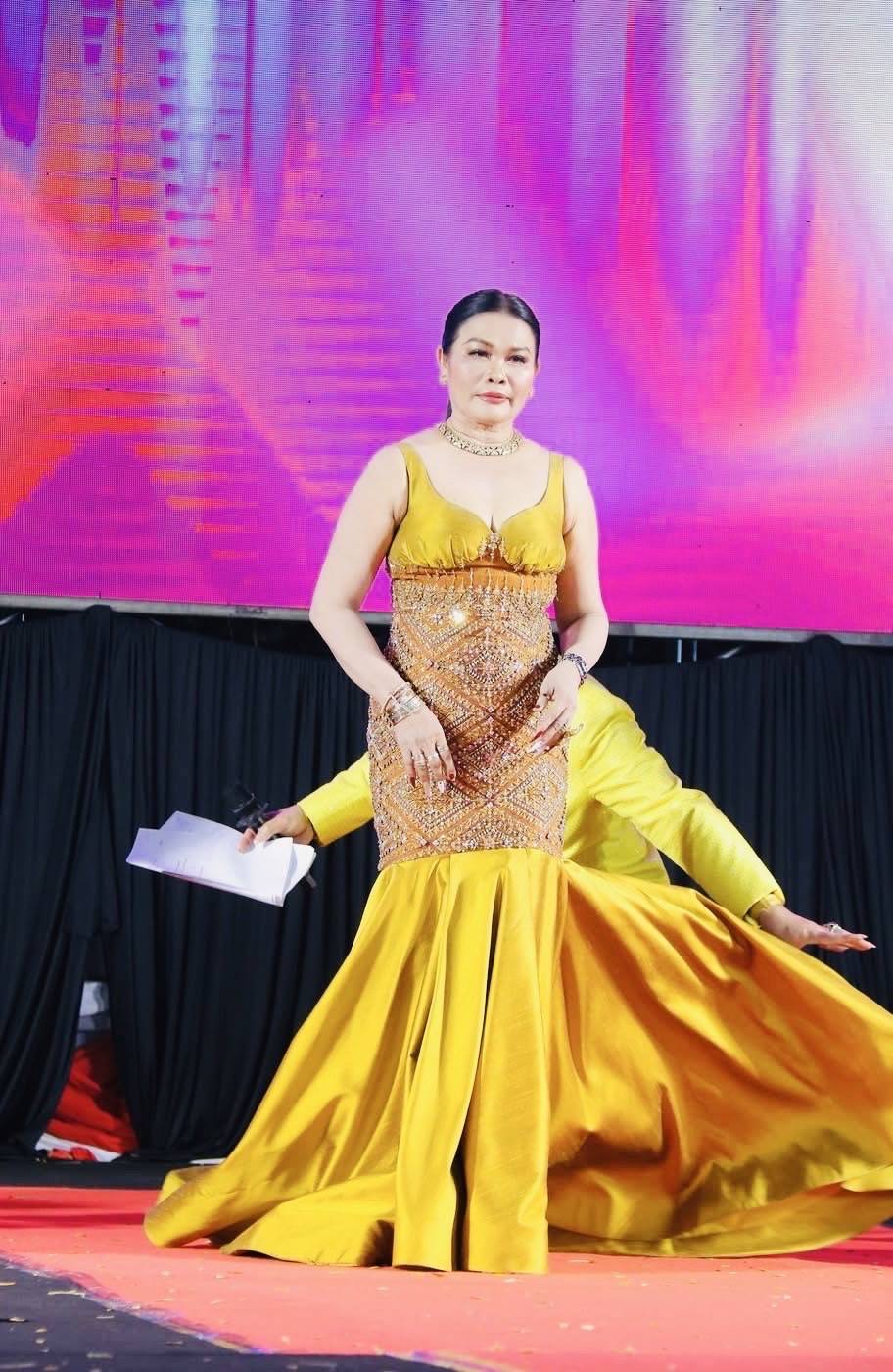 พช.มหาสารคาม จัดงาน “ราตรีเส้นสายลายผ้า” ในงาน “ประเพณีบุญเบิกฟ้าและงานกาชาดประจำปี 2568”