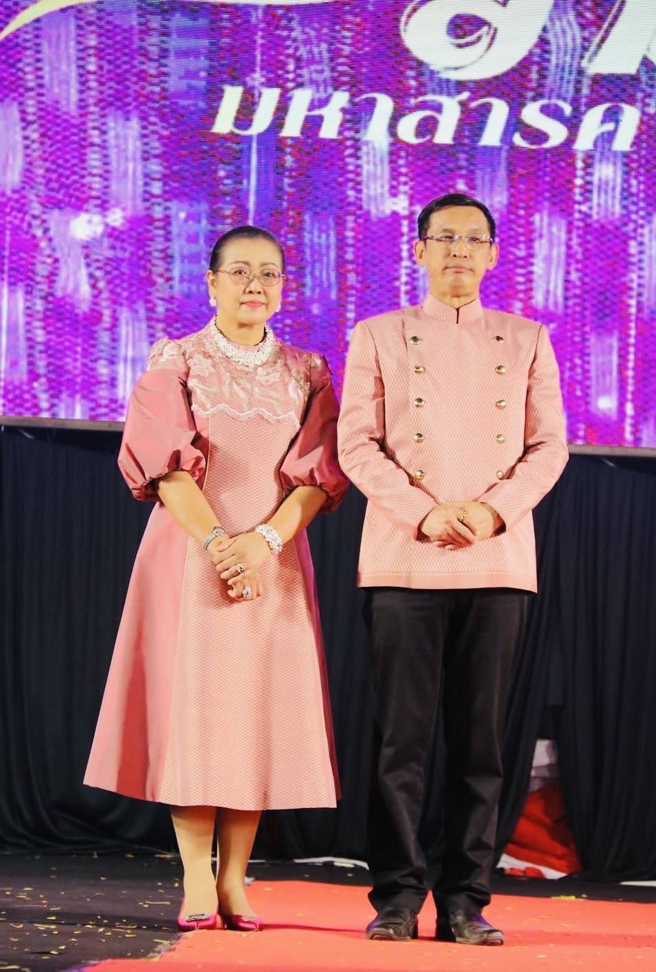 พช.มหาสารคาม จัดงาน “ราตรีเส้นสายลายผ้า” ในงาน “ประเพณีบุญเบิกฟ้าและงานกาชาดประจำปี 2568”