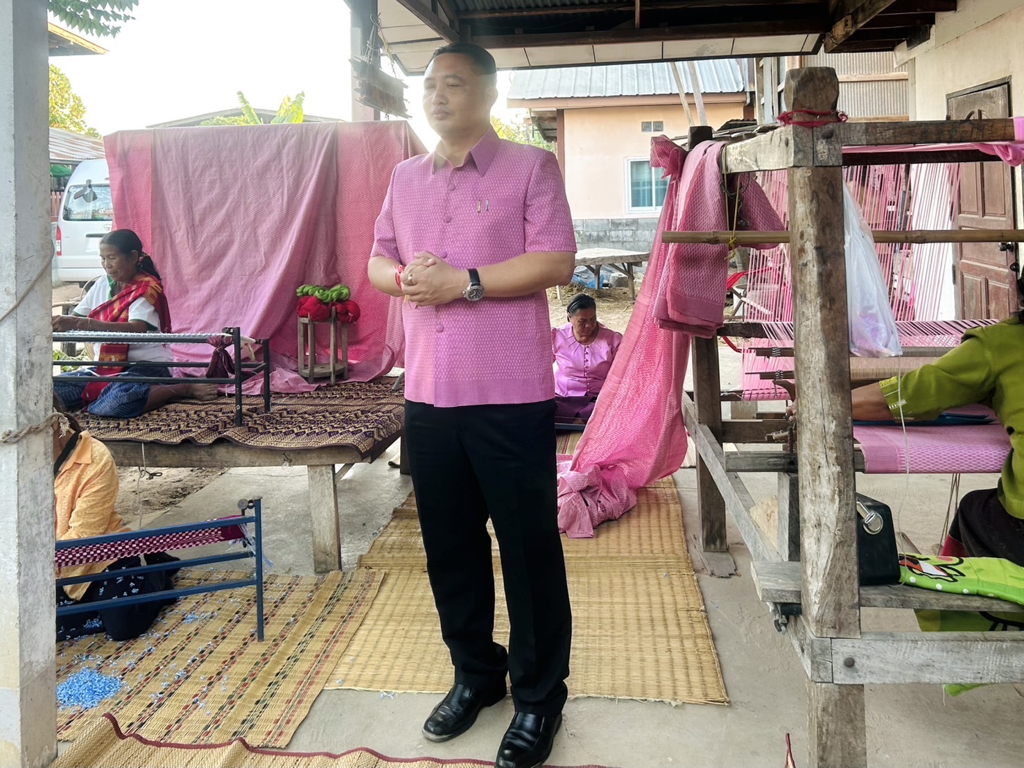 รองผู้ว่าราชการจังหวัดมหาสารคาม ลงพื้นที่ติดตามการผ้ามัดหมี่ลายเกล็ดสิริสา ลายผ้าฉลอง 160 ปี จังหวัดมหาสารคาม พร้อมพบปะเยี่ยมเยียนให้กำลังใจ กลุ่มพัฒนาทอผ้าบ้านหนองจิก ม.7 ต.พระธาตุ อ.นาดูน จ.มหาสารคาม