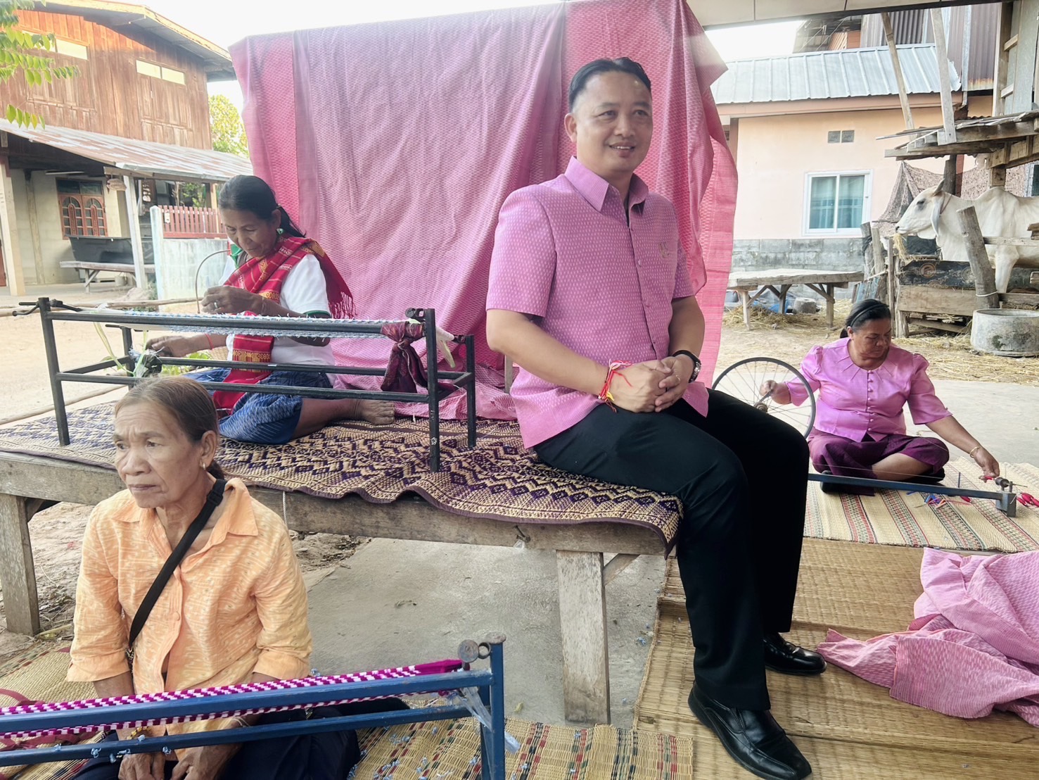 รองผู้ว่าราชการจังหวัดมหาสารคาม ลงพื้นที่ติดตามการผ้ามัดหมี่ลายเกล็ดสิริสา ลายผ้าฉลอง 160 ปี จังหวัดมหาสารคาม พร้อมพบปะเยี่ยมเยียนให้กำลังใจ กลุ่มพัฒนาทอผ้าบ้านหนองจิก ม.7 ต.พระธาตุ อ.นาดูน จ.มหาสารคาม