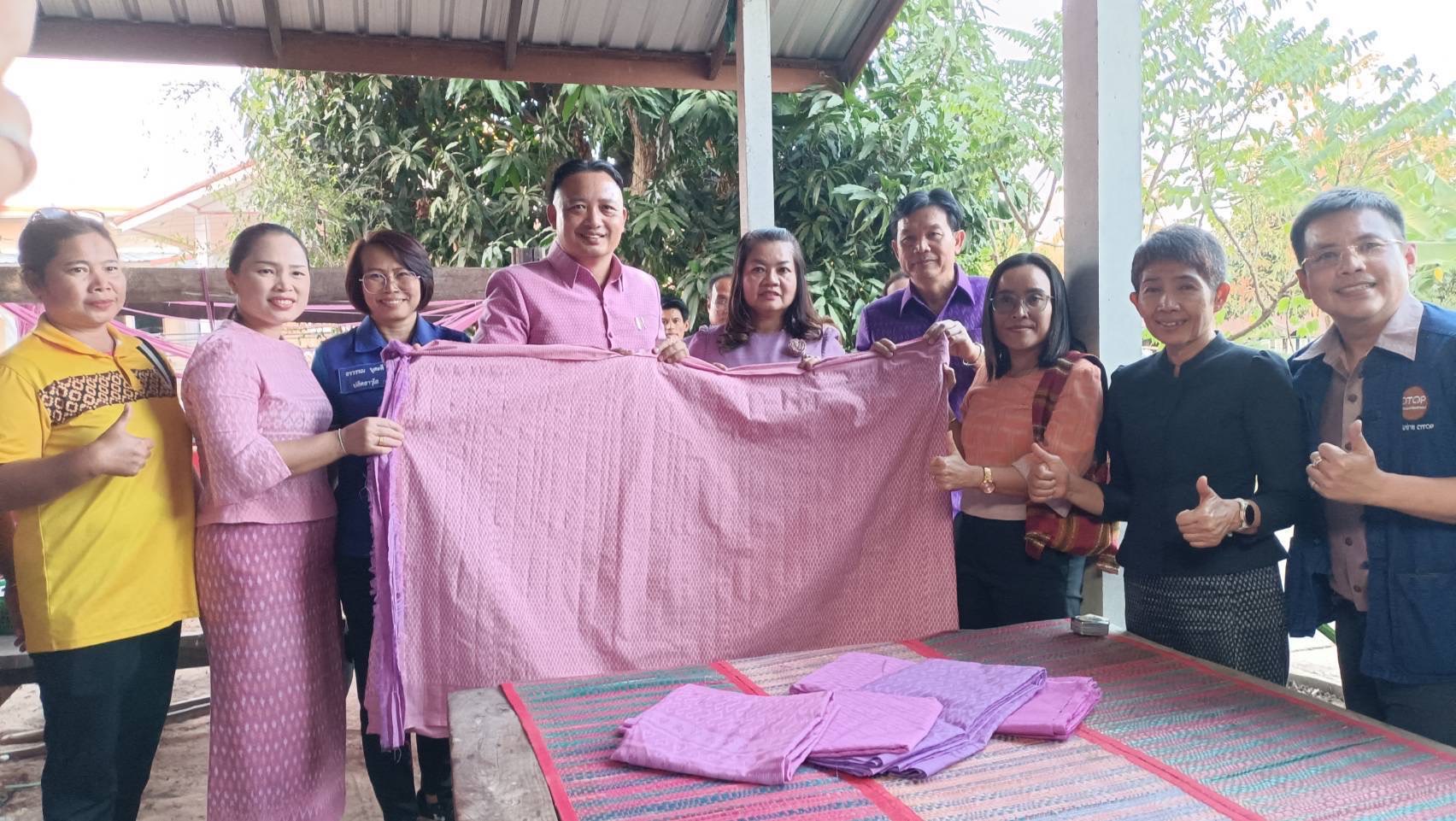 รองผู้ว่าราชการจังหวัดมหาสารคาม ลงพื้นที่ติดตามการผ้ามัดหมี่ลายเกล็ดสิริสา ลายผ้าฉลอง 160 ปี จังหวัดมหาสารคาม พร้อมพบปะเยี่ยมเยียนให้กำลังใจ กลุ่มพัฒนาทอผ้าบ้านหนองจิก ม.7 ต.พระธาตุ อ.นาดูน จ.มหาสารคาม