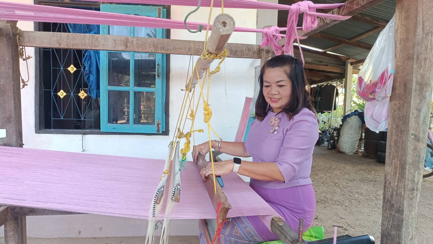 รองผู้ว่าราชการจังหวัดมหาสารคาม ลงพื้นที่ติดตามการผ้ามัดหมี่ลายเกล็ดสิริสา ลายผ้าฉลอง 160 ปี จังหวัดมหาสารคาม พร้อมพบปะเยี่ยมเยียนให้กำลังใจ กลุ่มพัฒนาทอผ้าบ้านหนองจิก ม.7 ต.พระธาตุ อ.นาดูน จ.มหาสารคาม