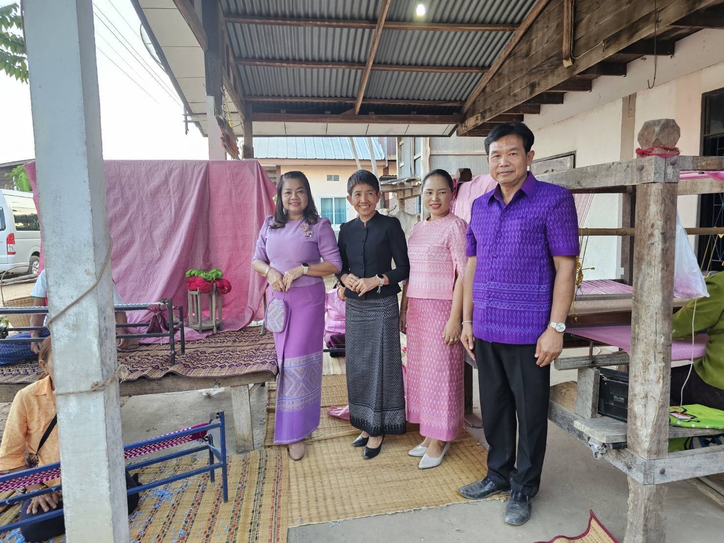 รองผู้ว่าราชการจังหวัดมหาสารคาม ลงพื้นที่ติดตามการผ้ามัดหมี่ลายเกล็ดสิริสา ลายผ้าฉลอง 160 ปี จังหวัดมหาสารคาม พร้อมพบปะเยี่ยมเยียนให้กำลังใจ กลุ่มพัฒนาทอผ้าบ้านหนองจิก ม.7 ต.พระธาตุ อ.นาดูน จ.มหาสารคาม