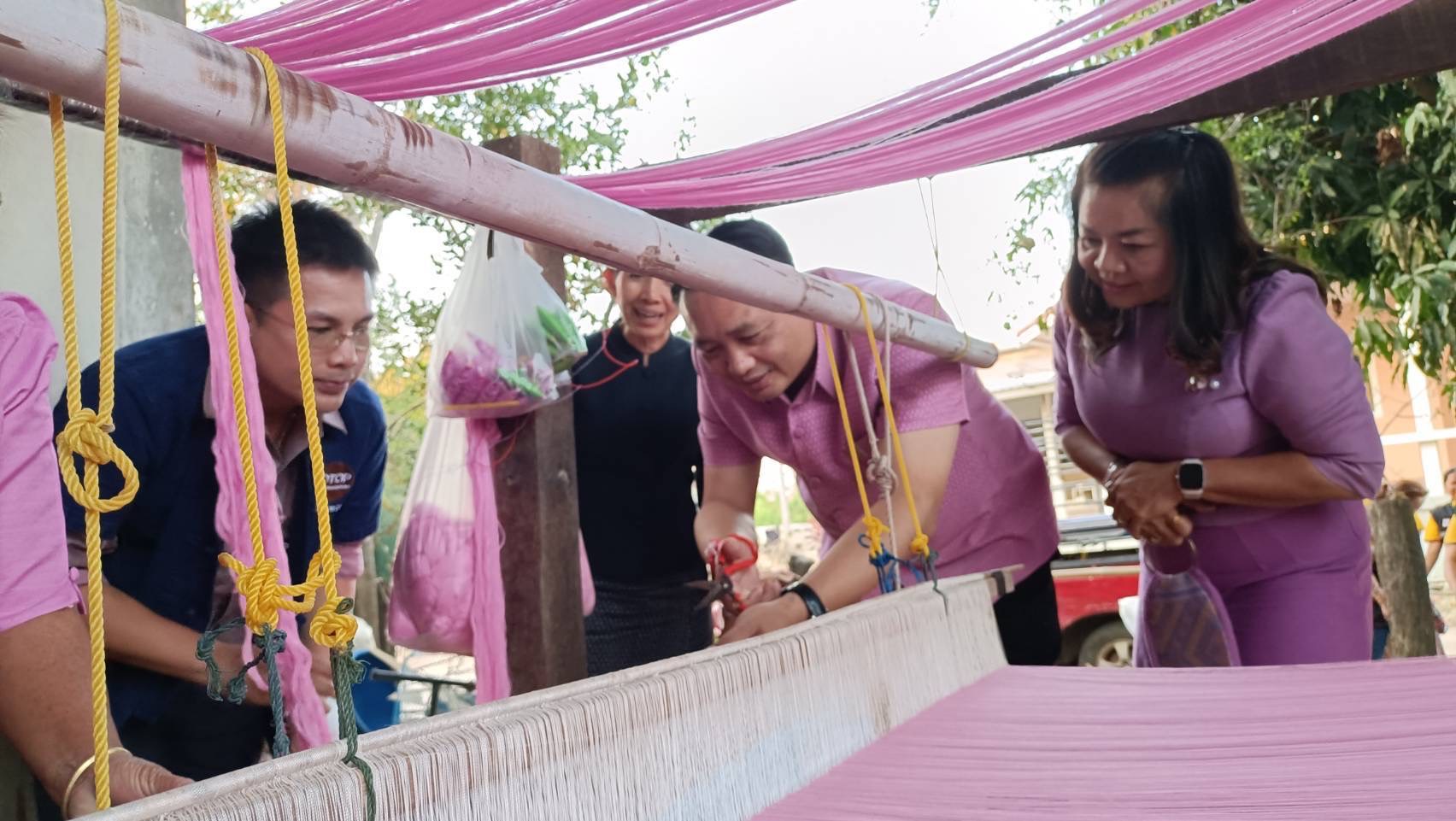 รองผู้ว่าราชการจังหวัดมหาสารคาม ลงพื้นที่ติดตามการผ้ามัดหมี่ลายเกล็ดสิริสา ลายผ้าฉลอง 160 ปี จังหวัดมหาสารคาม พร้อมพบปะเยี่ยมเยียนให้กำลังใจ กลุ่มพัฒนาทอผ้าบ้านหนองจิก ม.7 ต.พระธาตุ อ.นาดูน จ.มหาสารคาม