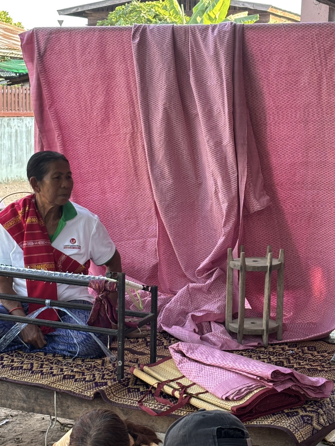 รองผู้ว่าราชการจังหวัดมหาสารคาม ลงพื้นที่ติดตามการผ้ามัดหมี่ลายเกล็ดสิริสา ลายผ้าฉลอง 160 ปี จังหวัดมหาสารคาม พร้อมพบปะเยี่ยมเยียนให้กำลังใจ กลุ่มพัฒนาทอผ้าบ้านหนองจิก ม.7 ต.พระธาตุ อ.นาดูน จ.มหาสารคาม