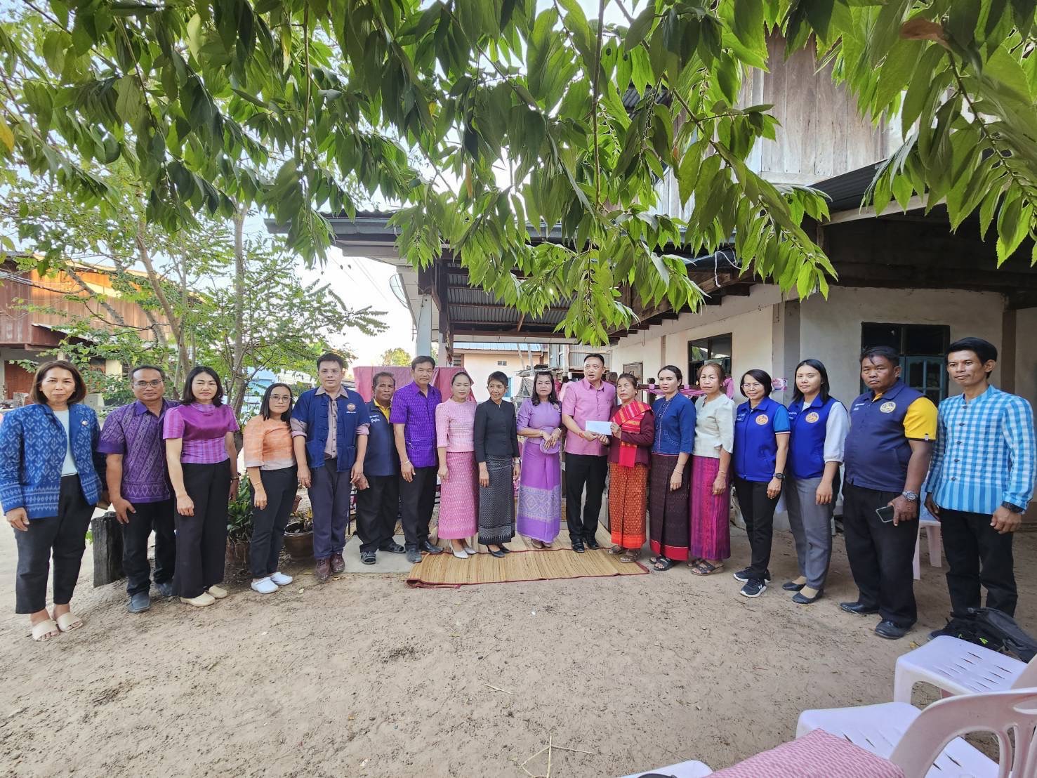 รองผู้ว่าราชการจังหวัดมหาสารคาม ลงพื้นที่ติดตามการผ้ามัดหมี่ลายเกล็ดสิริสา ลายผ้าฉลอง 160 ปี จังหวัดมหาสารคาม พร้อมพบปะเยี่ยมเยียนให้กำลังใจ กลุ่มพัฒนาทอผ้าบ้านหนองจิก ม.7 ต.พระธาตุ อ.นาดูน จ.มหาสารคาม