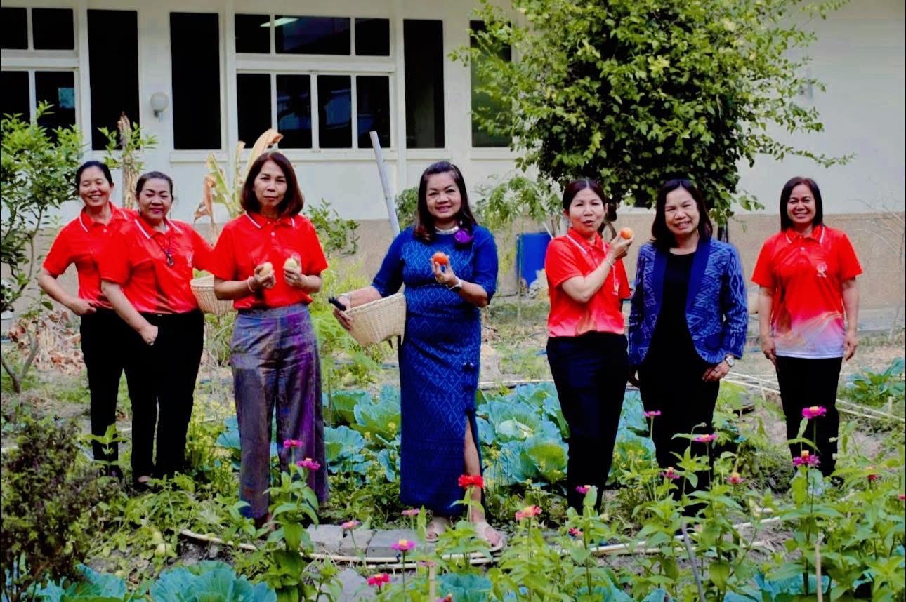 รองผู้ว่าราชการจังหวัดมหาสารคาม พร้อมด้วยพัฒนาการจังหวัด เก็บผลผลิตแบ่งปัน แบบอย่าง ผู้นำต้องทำก่อน พร้อมเชิญชวน ปลูกผักสวนครัวเพื่อสร้างความมั่นคงทางอาหาร”