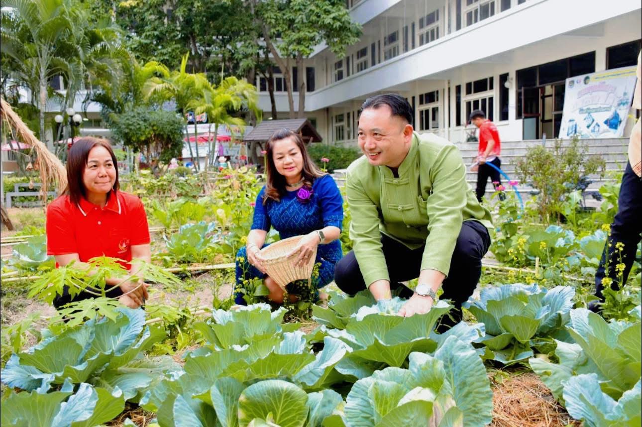 รองผู้ว่าราชการจังหวัดมหาสารคาม พร้อมด้วยพัฒนาการจังหวัด เก็บผลผลิตแบ่งปัน แบบอย่าง ผู้นำต้องทำก่อน พร้อมเชิญชวน ปลูกผักสวนครัวเพื่อสร้างความมั่นคงทางอาหาร”