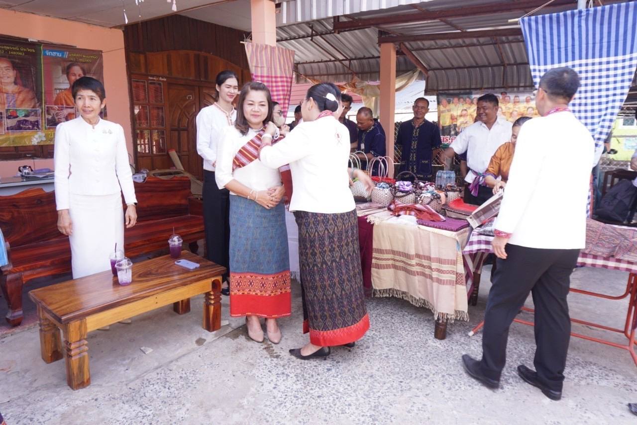 พช.มหาสารคาม ผู้ว่าราชการจังหวัดมหาสารคาม ลงพื้นที่ติดตามการทอผ้าลายเกล็ดสิริสา ลายผ้าฉลอง 160 ปี จังหวัดมหาสารคาม พร้อมพบปะเยี่ยมเยียนให้กำลังใจ กลุ่มทอผ้าสไบขิด บ้านดงน้อย หมู่ที่ 4 ตำบลพระธาตุ อำเภอนาดูน จังหวัดมหาสารคาม
