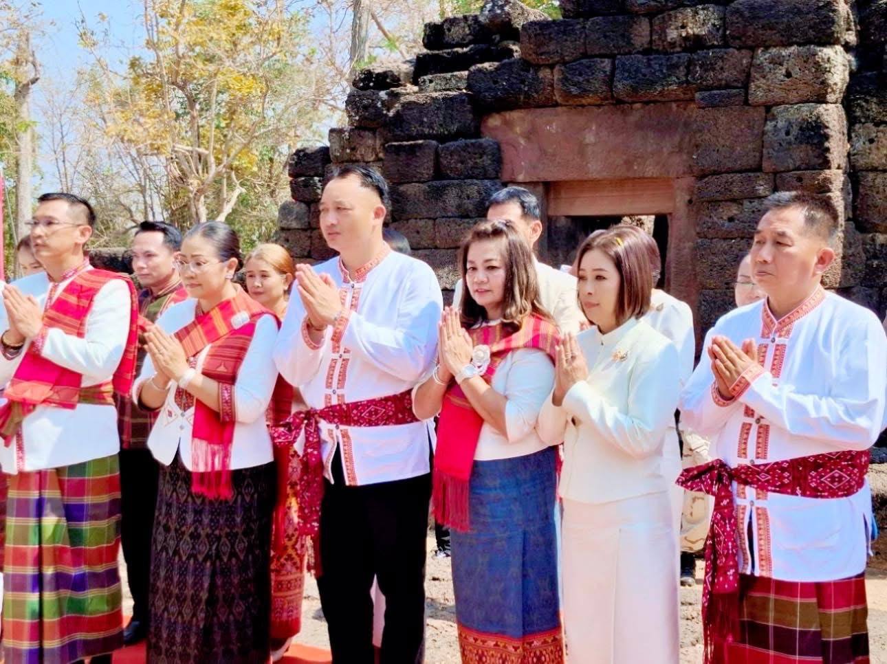 พช.มหาสารคาม ร่วมพิธีบวงสรวงกู่สันตรัตน์ เพื่อขอขมาบรรพบุรุษ ผู้ครองนครจัมปาศรี พระเจ้าชัยวรมันที่ 7