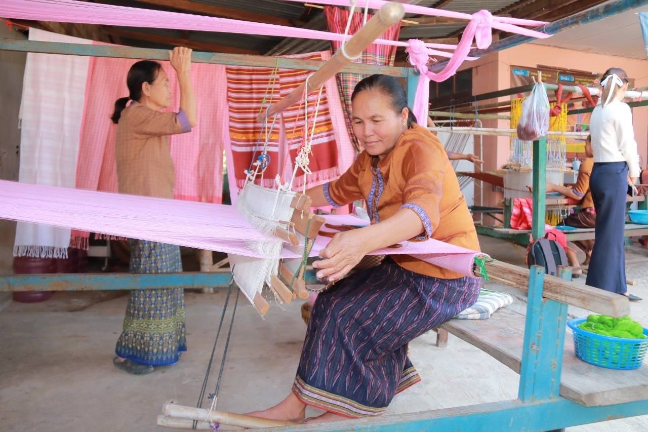 พช.มหาสารคาม ผู้ว่าราชการจังหวัดมหาสารคาม ลงพื้นที่ติดตามการทอผ้าลายเกล็ดสิริสา ลายผ้าฉลอง 160 ปี จังหวัดมหาสารคาม พร้อมพบปะเยี่ยมเยียนให้กำลังใจ กลุ่มทอผ้าสไบขิด บ้านดงน้อย หมู่ที่ 4 ตำบลพระธาตุ อำเภอนาดูน จังหวัดมหาสารคาม