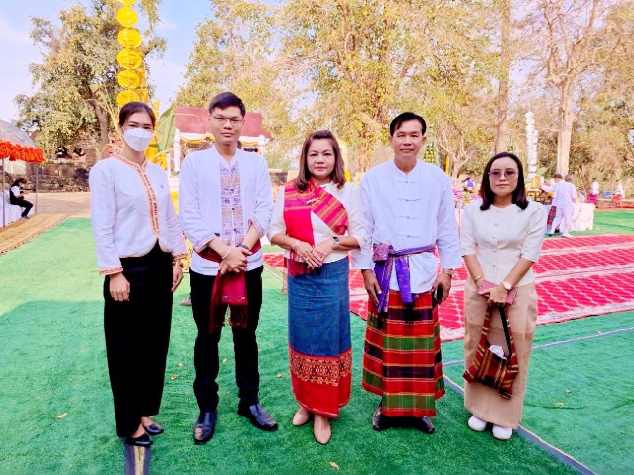 พช.มหาสารคาม ร่วมพิธีบวงสรวงกู่สันตรัตน์ เพื่อขอขมาบรรพบุรุษ ผู้ครองนครจัมปาศรี พระเจ้าชัยวรมันที่ 7
