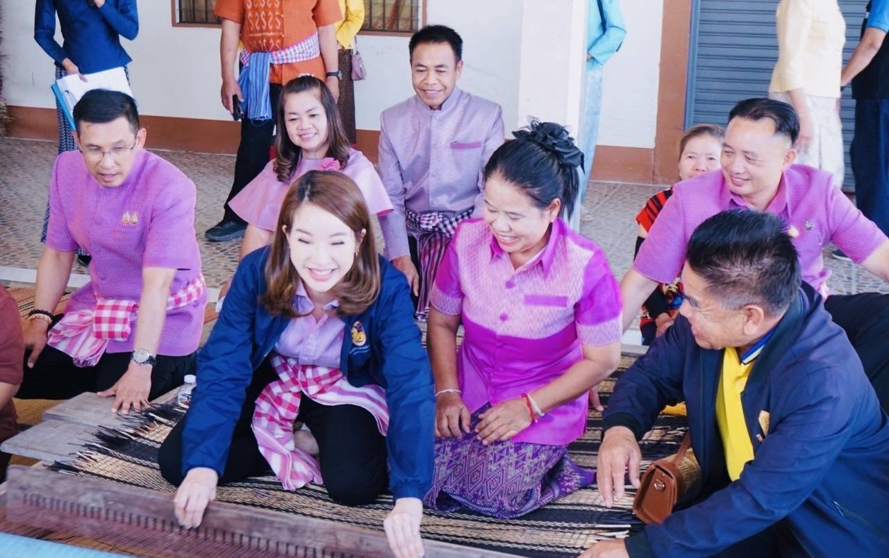 พช.มหาสารคาม : ร่วมต้อนรับผู้ช่วยเลขานุการรัฐมนตรีว่าการกระทรวงมหาดไทย ลงพื้นที่เยี่ยมชมผลิตภัณฑ์พื้นถิ่น “กกไทบ้านแพง” Soft Power จังหวัดมหาสารคาม