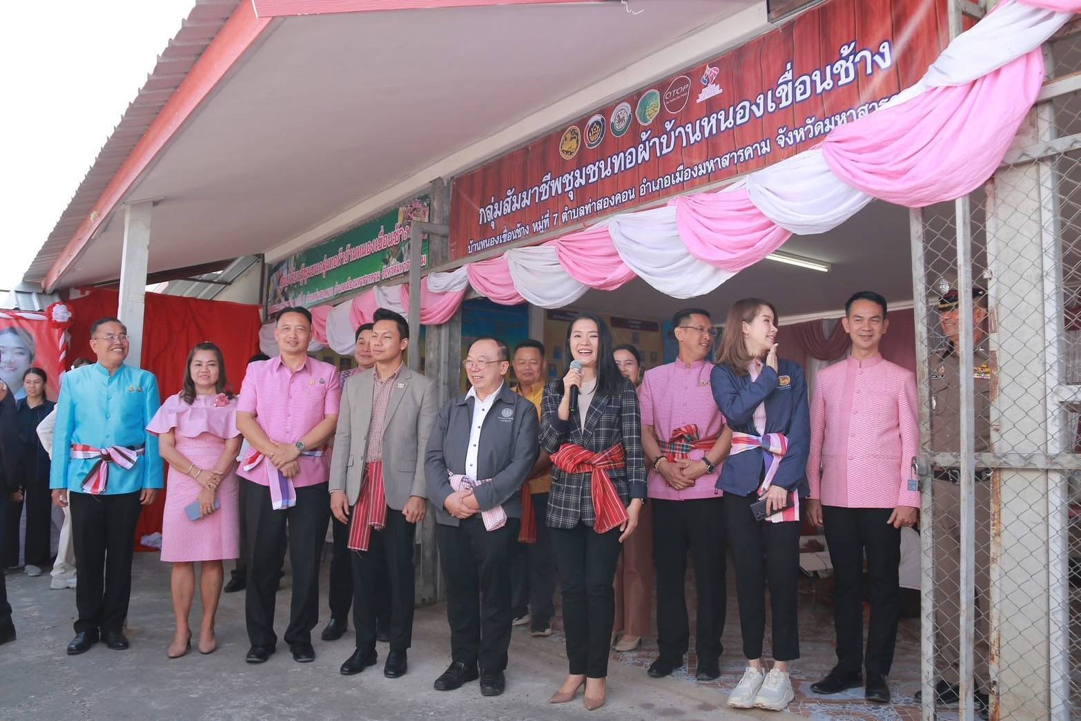 พช.มหาสารคาม : ต้อนรับรัฐมนตรีช่วยว่าการกระทรวงมหาดไทย ลงพื้นที่ จังหวัดมหาสารคาม เยี่ยมชมกลุ่มสัมมาชีพชุมชนบ้านหนองเขื่อนช้าง ย้ำรัฐบาลพร้อมสนับสนุนร่วมขับเคลื่อนเศรษฐกิจฐานรากเพื่อคุณภาพชีวิตที่ดีของประชาชน