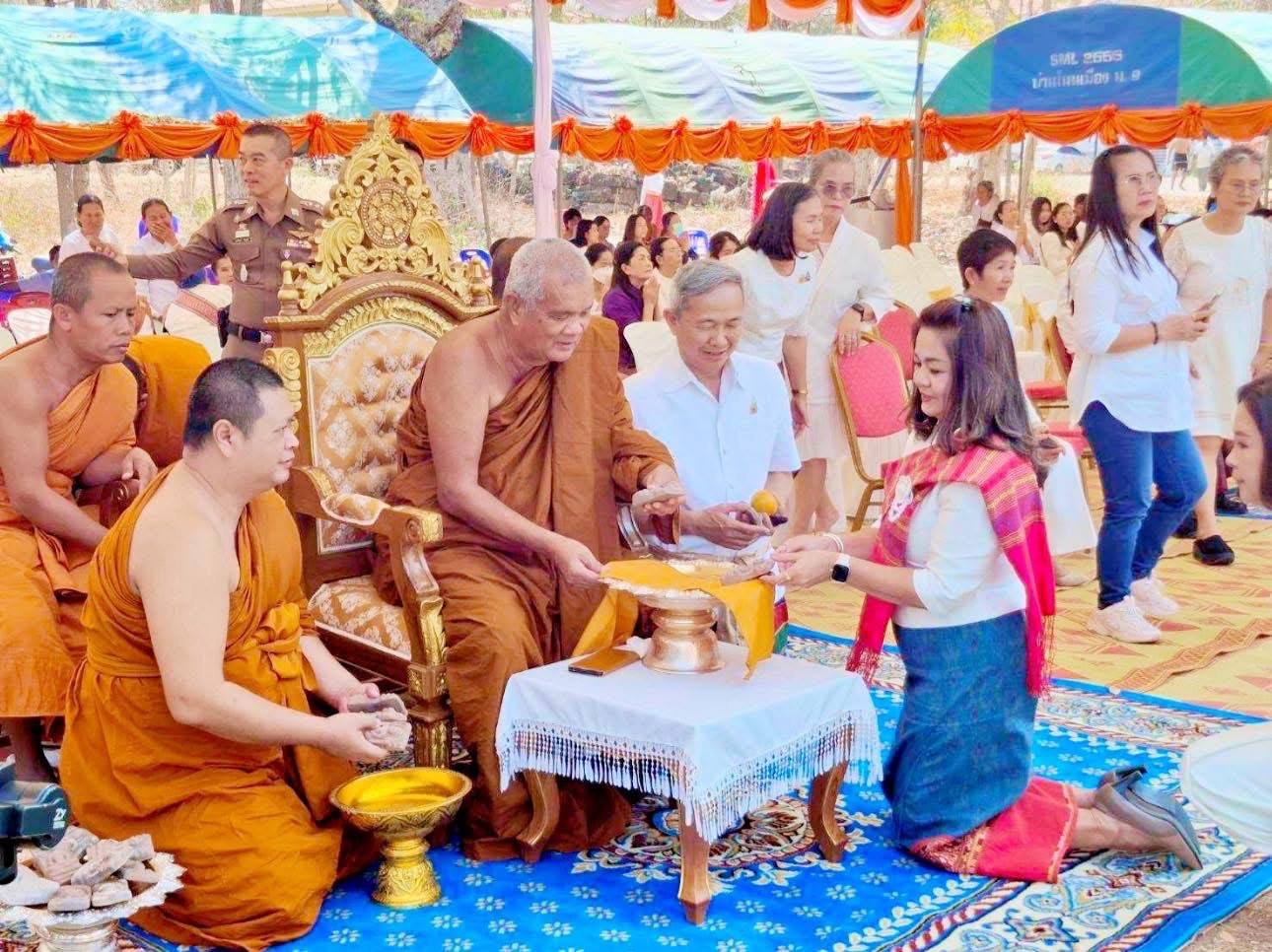 พช.มหาสารคาม ร่วมพิธีบวงสรวงกู่สันตรัตน์ เพื่อขอขมาบรรพบุรุษ ผู้ครองนครจัมปาศรี พระเจ้าชัยวรมันที่ 7