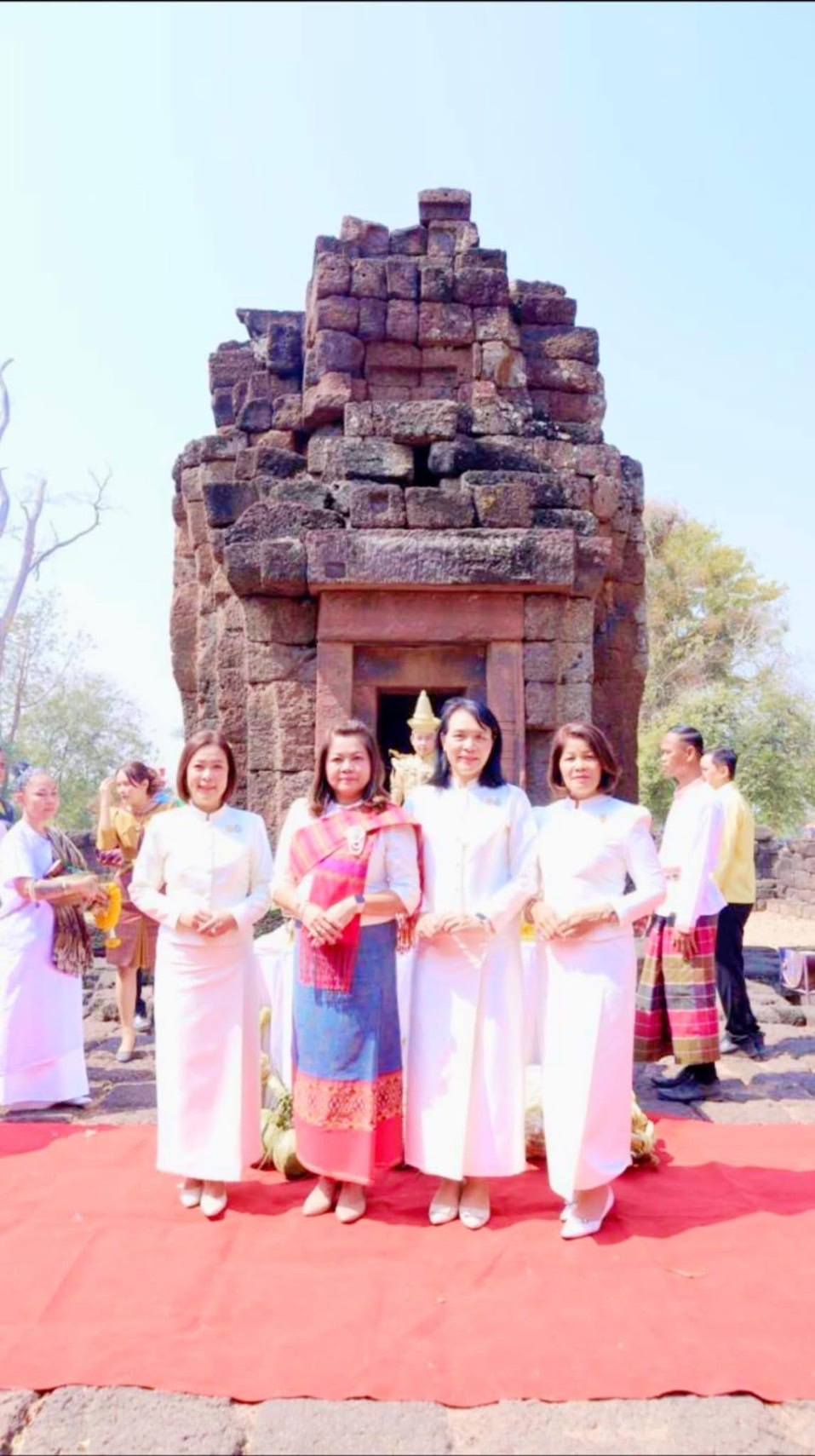 พช.มหาสารคาม ร่วมพิธีบวงสรวงกู่สันตรัตน์ เพื่อขอขมาบรรพบุรุษ ผู้ครองนครจัมปาศรี พระเจ้าชัยวรมันที่ 7