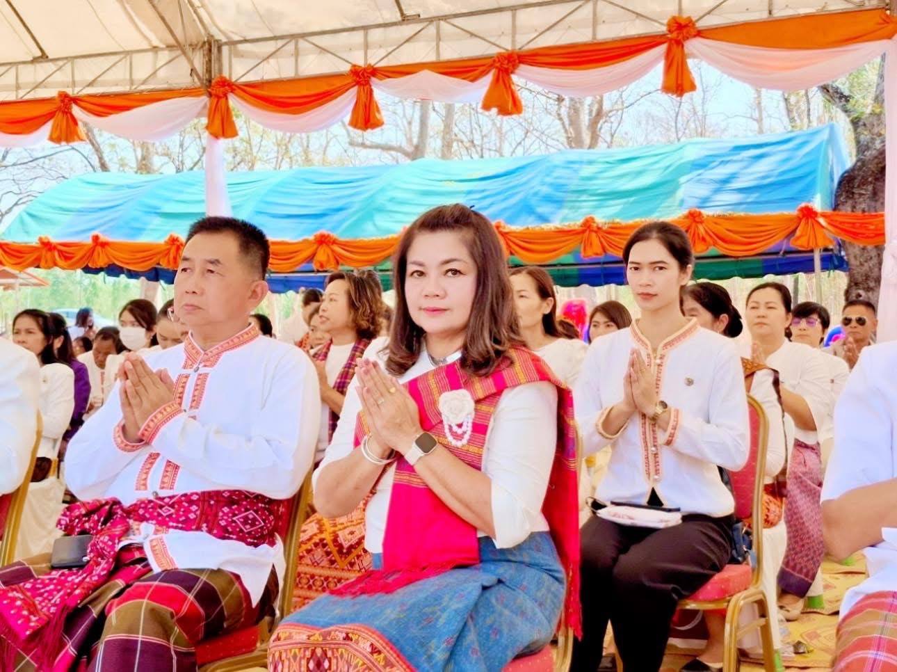 พช.มหาสารคาม ร่วมพิธีบวงสรวงกู่สันตรัตน์ เพื่อขอขมาบรรพบุรุษ ผู้ครองนครจัมปาศรี พระเจ้าชัยวรมันที่ 7