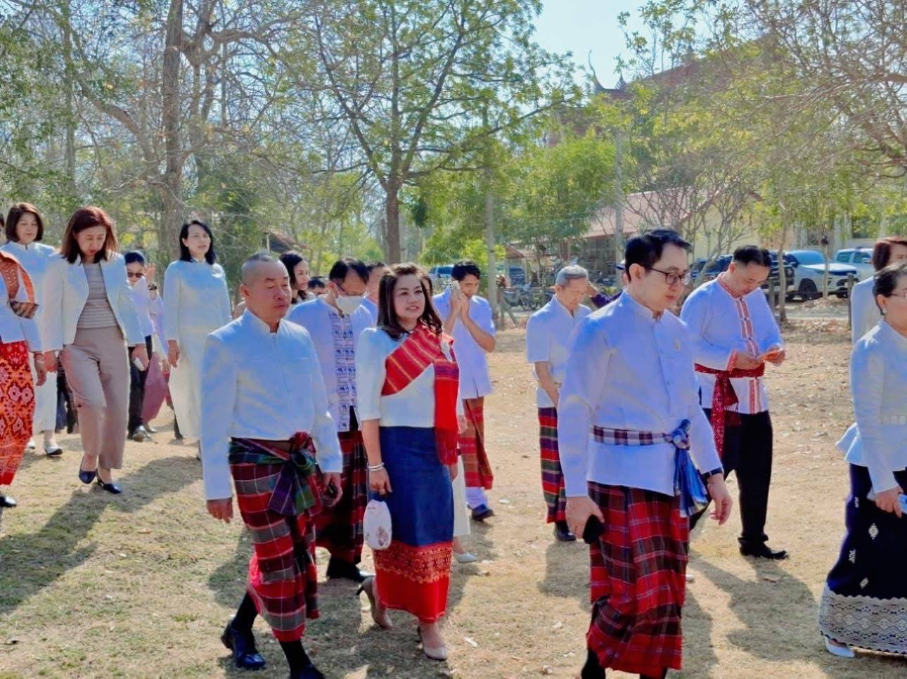 พช.มหาสารคาม ร่วมพิธีบวงสรวงกู่สันตรัตน์ เพื่อขอขมาบรรพบุรุษ ผู้ครองนครจัมปาศรี พระเจ้าชัยวรมันที่ 7