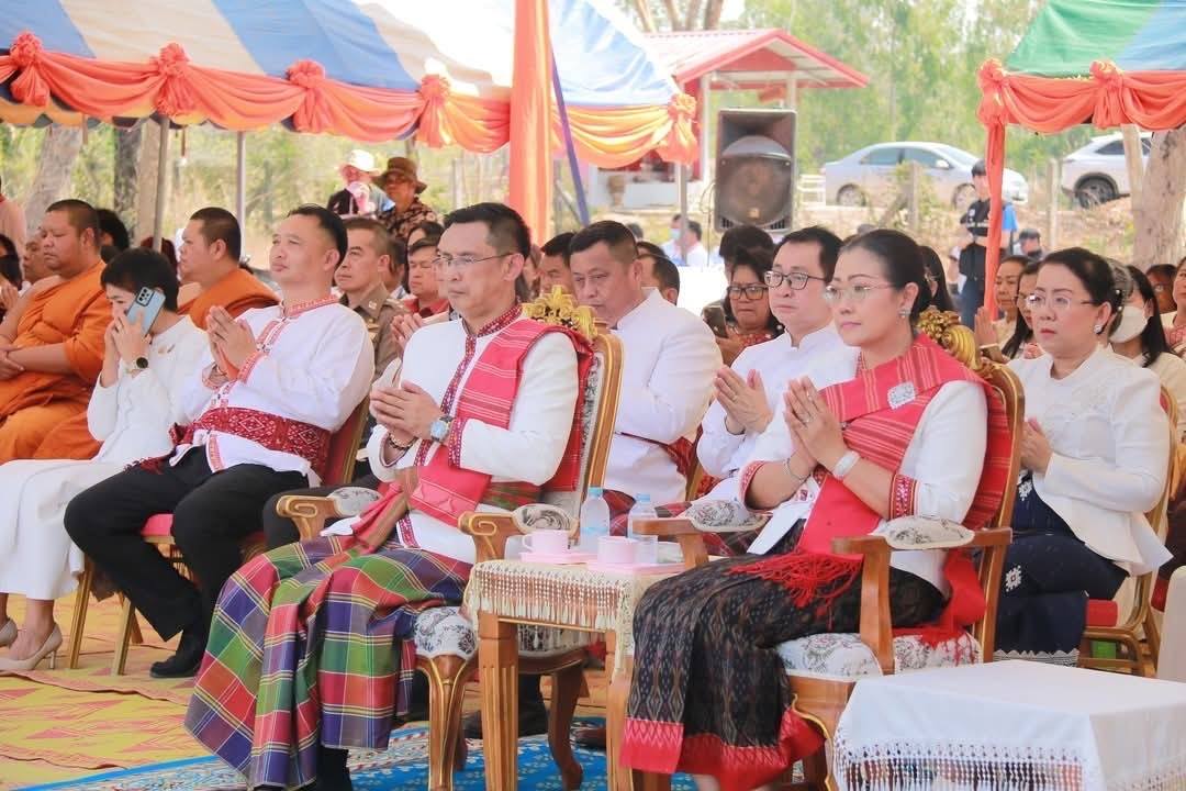 พช.มหาสารคาม ร่วมพิธีบวงสรวงกู่สันตรัตน์ เพื่อขอขมาบรรพบุรุษ ผู้ครองนครจัมปาศรี พระเจ้าชัยวรมันที่ 7