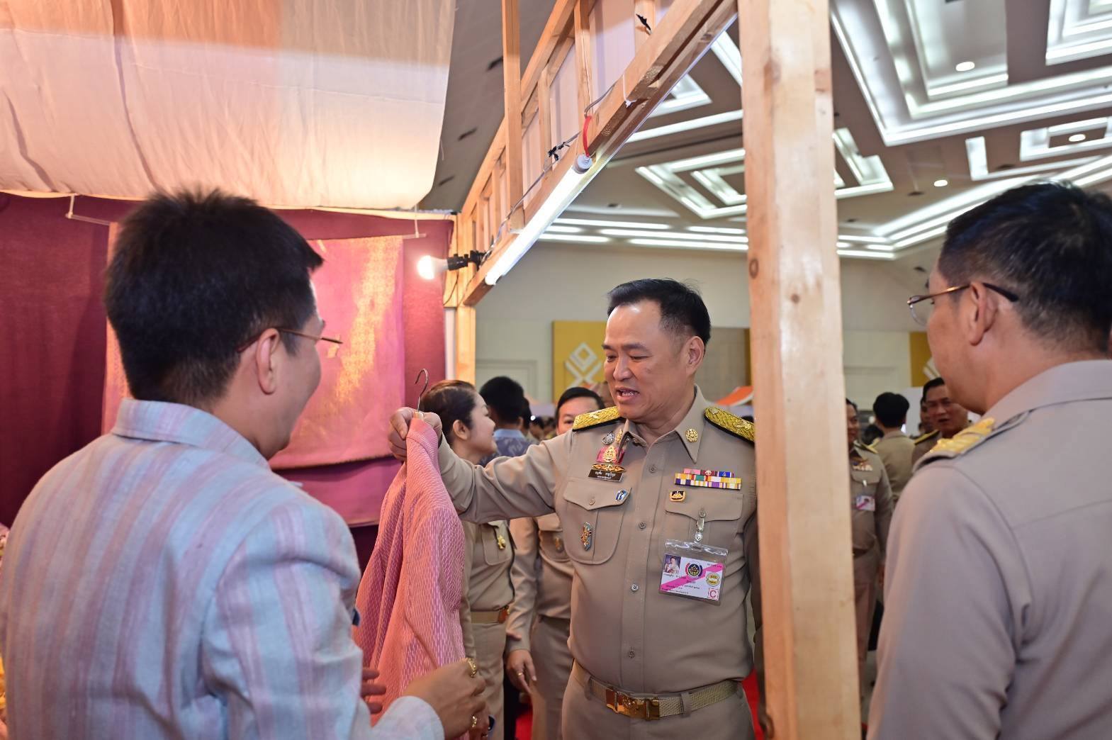 พช.มหาสารคาม : ผู้ว่าราชการจังหวัดมหาสารคาม นำกลุ่ม/องค์กร ร่วมเฝ้ารับเสด็จสมเด็จพระเจ้าลูกเธอ เจ้าฟ้าสิริวัณณวรี นารีรัตนราชกัญญา ในโอกาสเสด็จเป็นองค์ประธานโครงการ จัดแสดงนิทรรศการและผลงานภูมิปัญญาผ้าไทยและงานหัตกรรมชุมชน ภาคตะวันออกเฉียงเหนือ