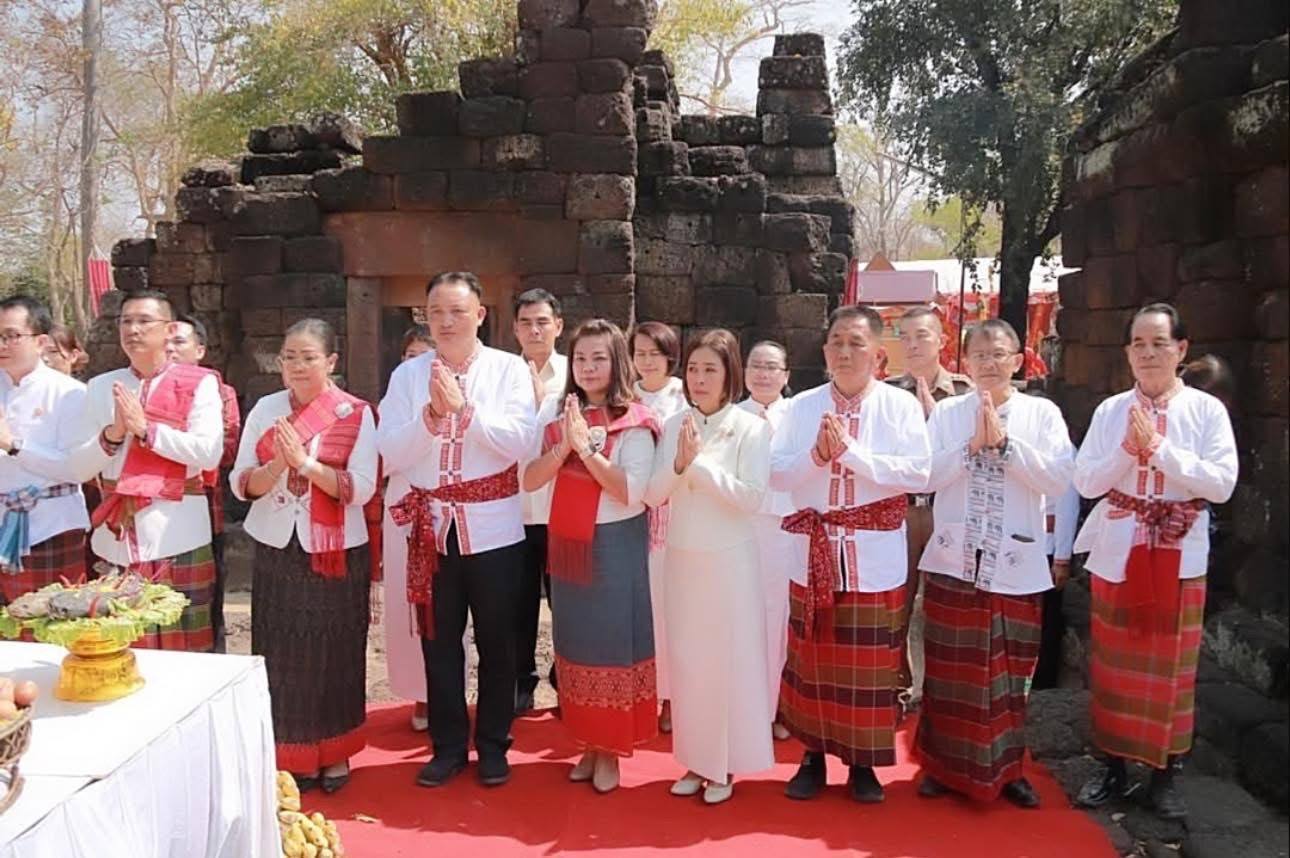 พช.มหาสารคาม ร่วมพิธีบวงสรวงกู่สันตรัตน์ เพื่อขอขมาบรรพบุรุษ ผู้ครองนครจัมปาศรี พระเจ้าชัยวรมันที่ 7