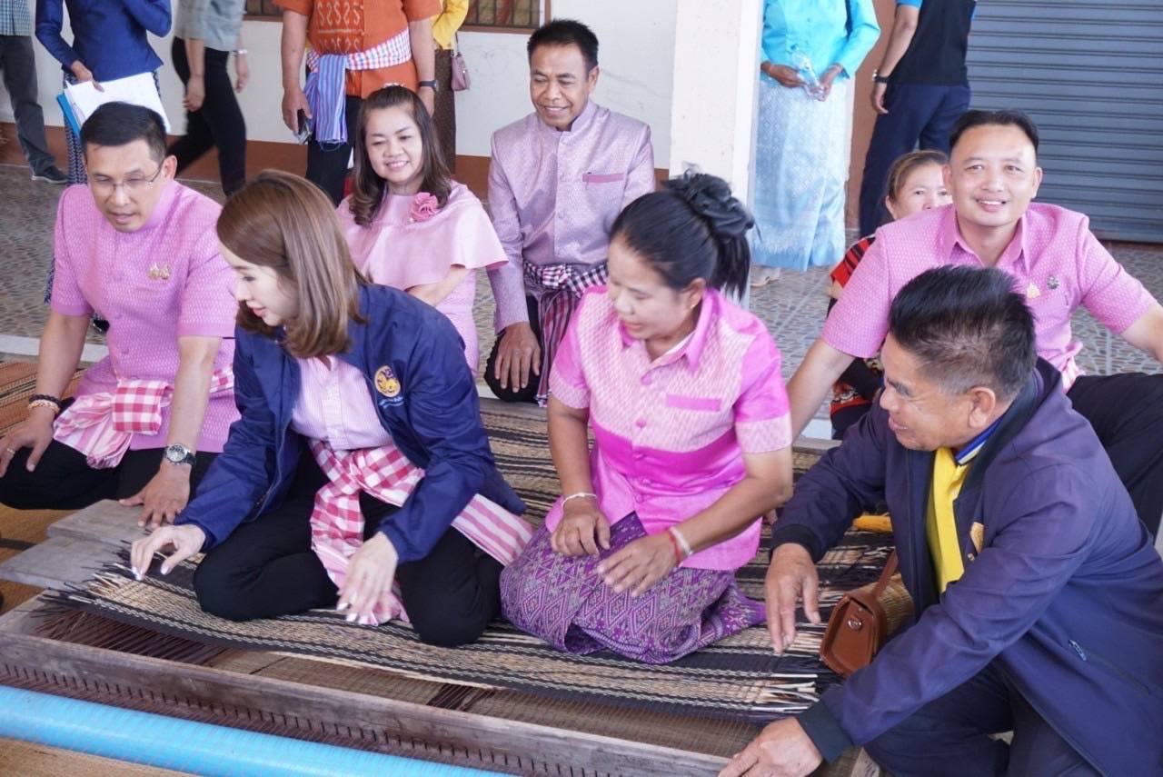 พช.มหาสารคาม : ร่วมต้อนรับผู้ช่วยเลขานุการรัฐมนตรีว่าการกระทรวงมหาดไทย ลงพื้นที่เยี่ยมชมผลิตภัณฑ์พื้นถิ่น “กกไทบ้านแพง” Soft Power จังหวัดมหาสารคาม