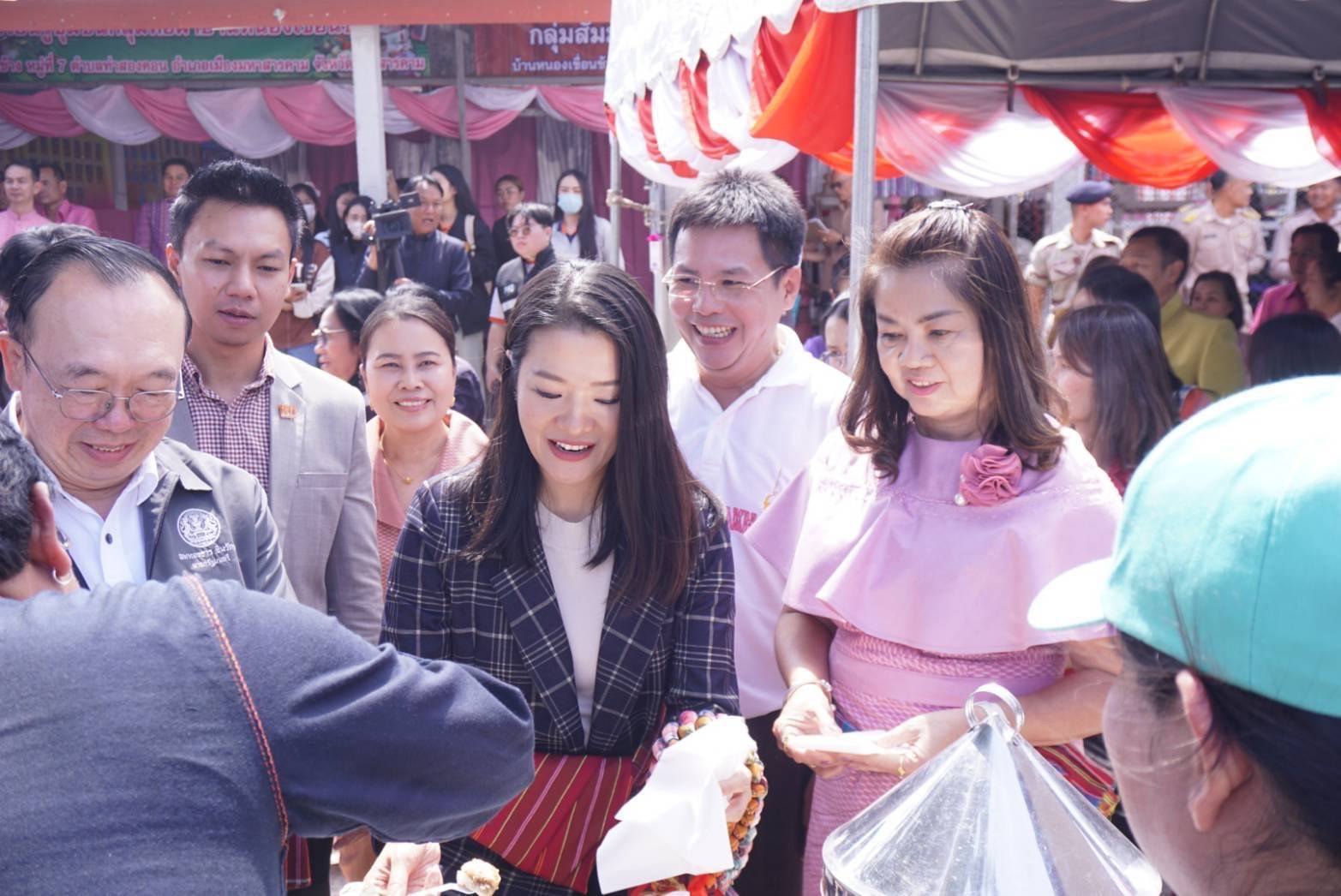 พช.มหาสารคาม : ต้อนรับรัฐมนตรีช่วยว่าการกระทรวงมหาดไทย ลงพื้นที่ จังหวัดมหาสารคาม เยี่ยมชมกลุ่มสัมมาชีพชุมชนบ้านหนองเขื่อนช้าง ย้ำรัฐบาลพร้อมสนับสนุนร่วมขับเคลื่อนเศรษฐกิจฐานรากเพื่อคุณภาพชีวิตที่ดีของประชาชน