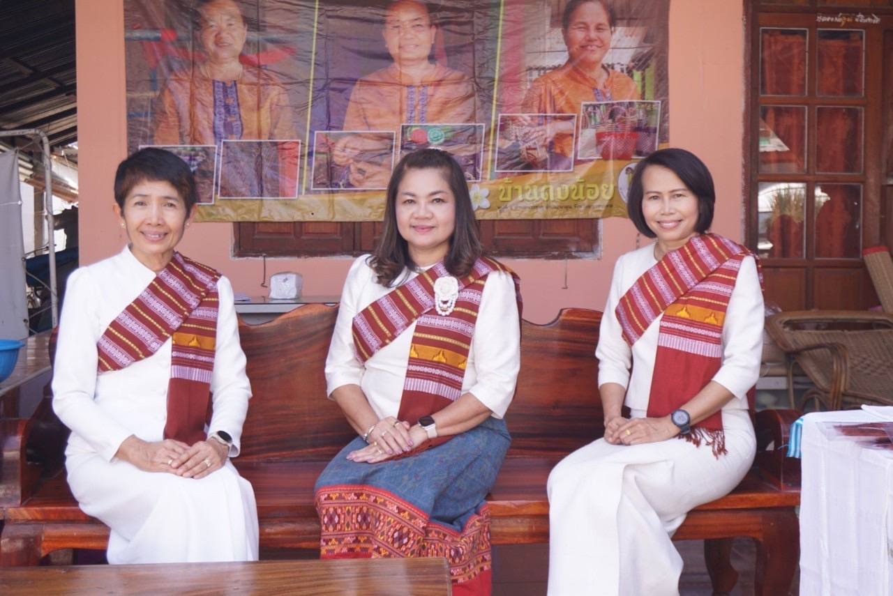 พช.มหาสารคาม ผู้ว่าราชการจังหวัดมหาสารคาม ลงพื้นที่ติดตามการทอผ้าลายเกล็ดสิริสา ลายผ้าฉลอง 160 ปี จังหวัดมหาสารคาม พร้อมพบปะเยี่ยมเยียนให้กำลังใจ กลุ่มทอผ้าสไบขิด บ้านดงน้อย หมู่ที่ 4 ตำบลพระธาตุ อำเภอนาดูน จังหวัดมหาสารคาม
